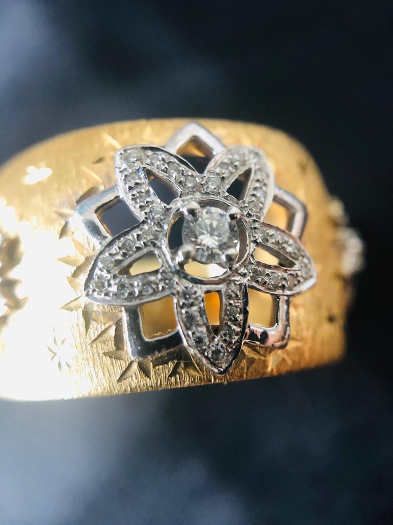 18k Yellow White Gold with Diamonds Cocktail Link Ring in Florentine Technique  In Excellent Condition In Hong Kong, HK