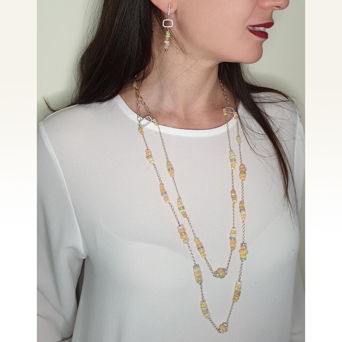 Moderne Ensemble collier de boucles d'oreilles et bracelet en or jaune et blanc 18 carats avec opale et diamants blancs en vente