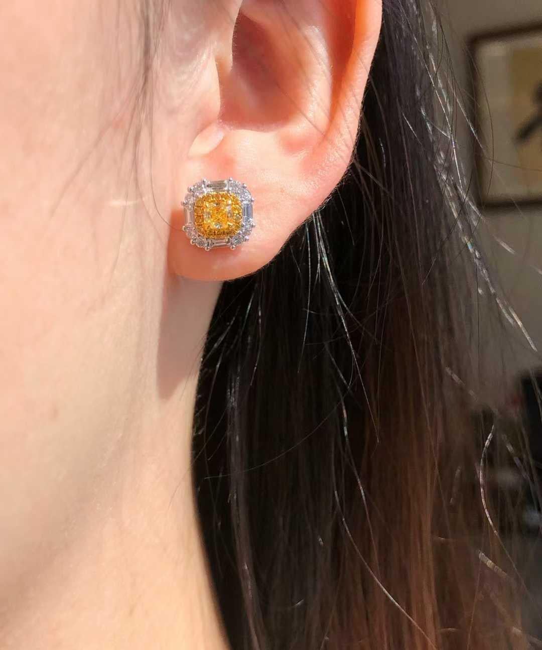 Senza tempo e luminosi, questi squisiti orecchini a perno presentano due radiosi diamanti gialli fantasia per un totale di 0,40 carati, circondati da un'intricata aureola di diamanti bianchi e gialli misti del peso di circa 0,70 carati. L'armoniosa