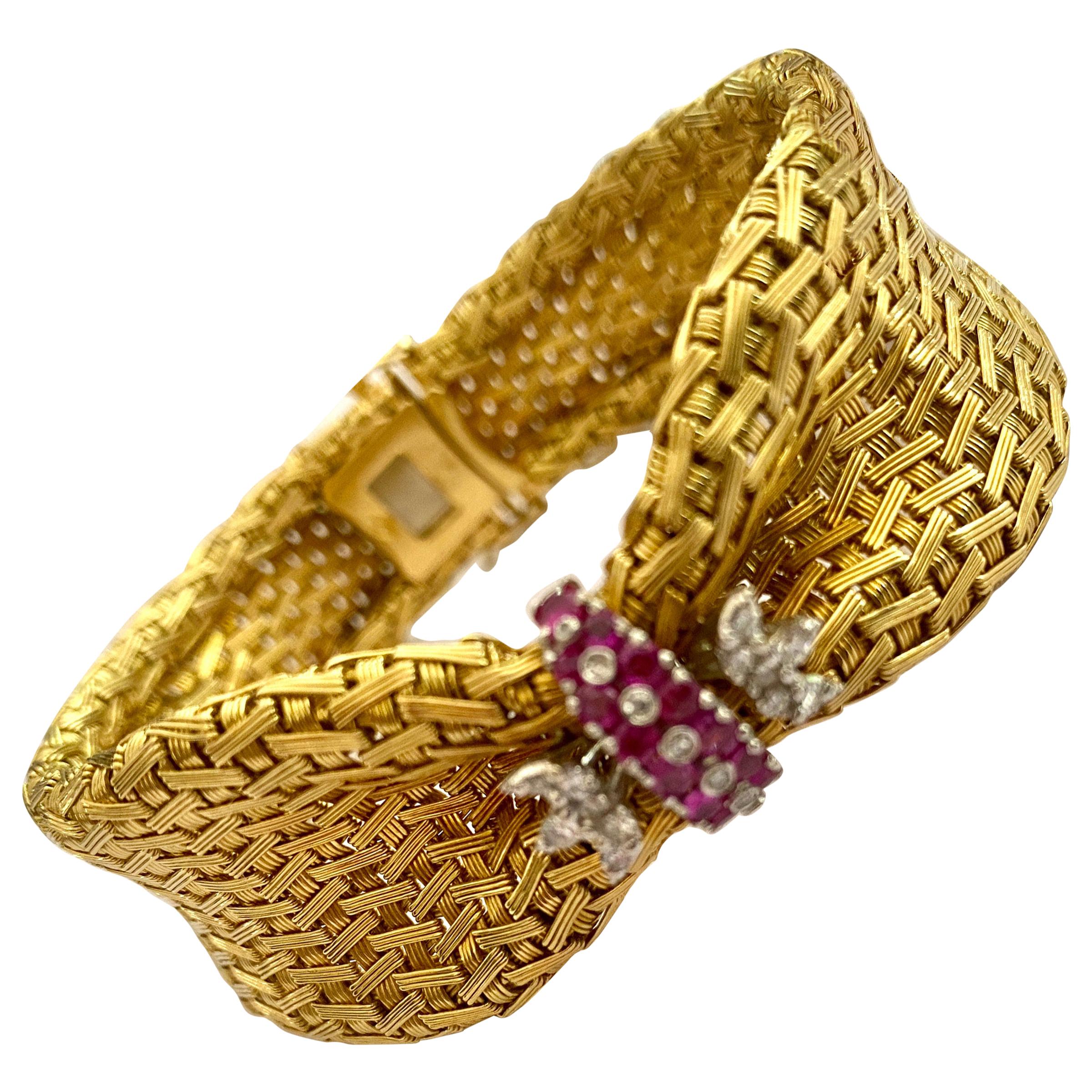 18 Karat Yellow Gold Bracelet Set with 16 Burma Rubies and 20 Diamonds, 1950