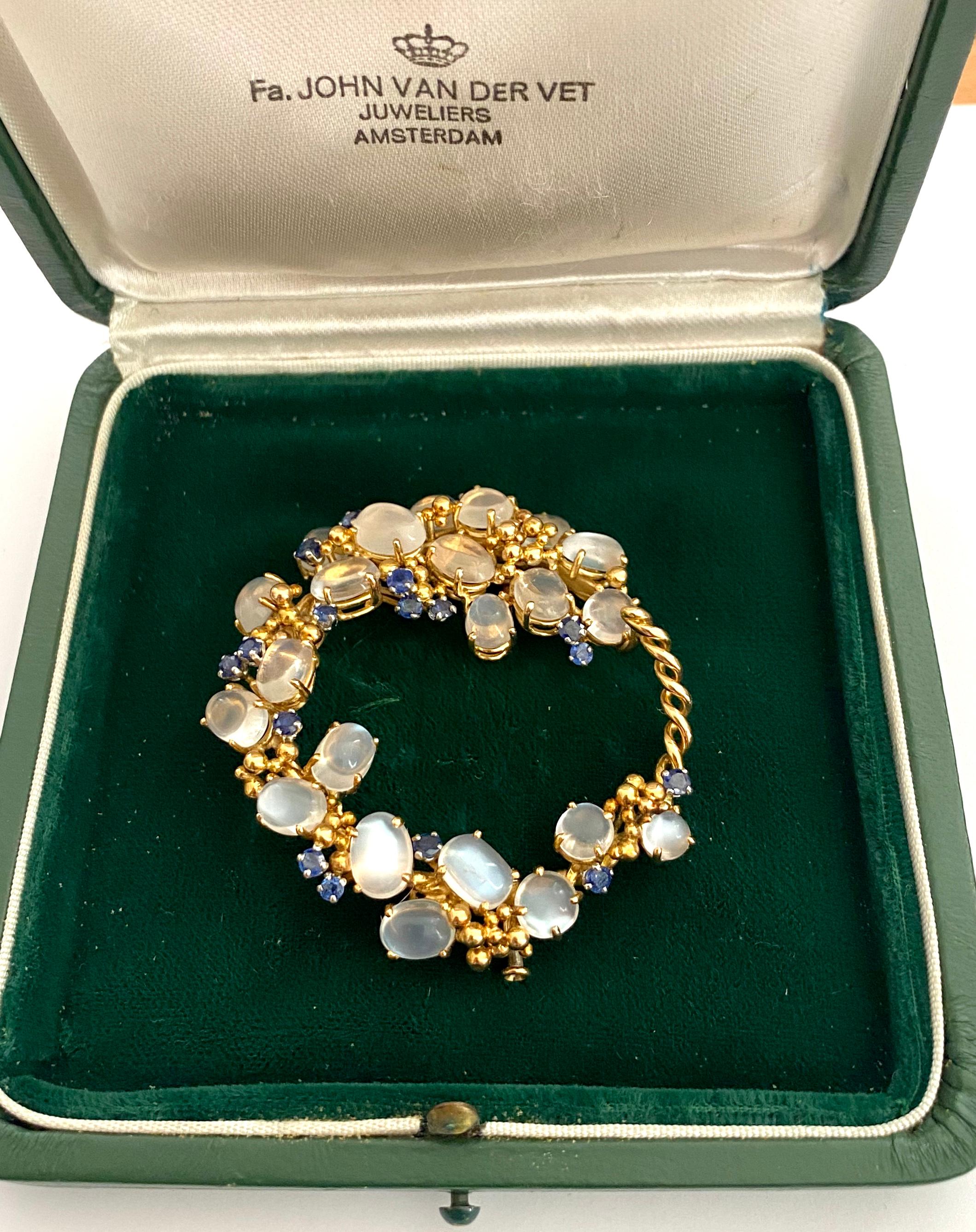 Women's or Men's 18k Yellow Gold Brooch Set with Moonstones & Saphires, Signed Kern Germany 1960
