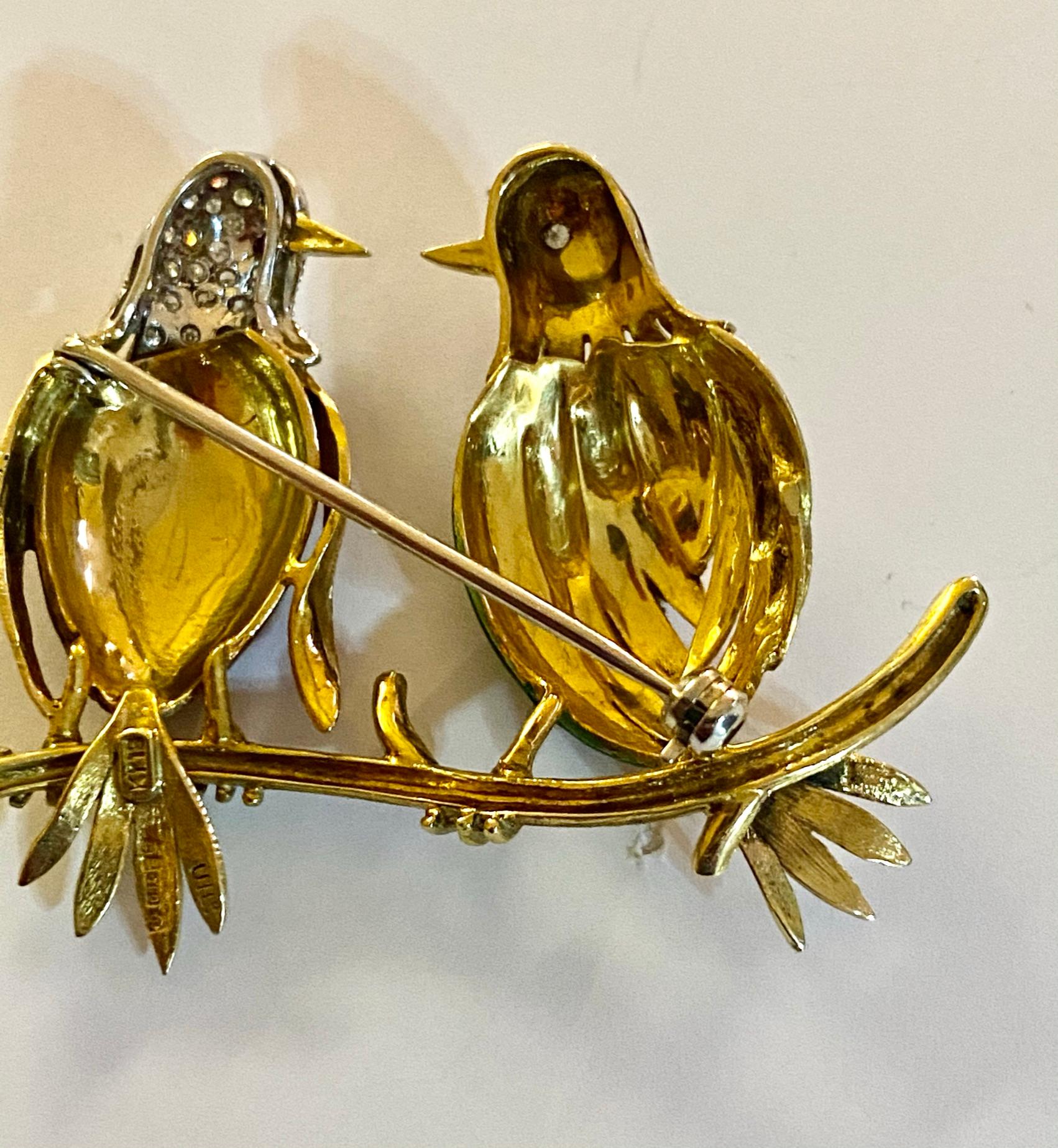 Brosche „Love Birds“ aus 18 Karat Gelbgold, Emaille, Diamanten und Rubin (Moderne) im Angebot