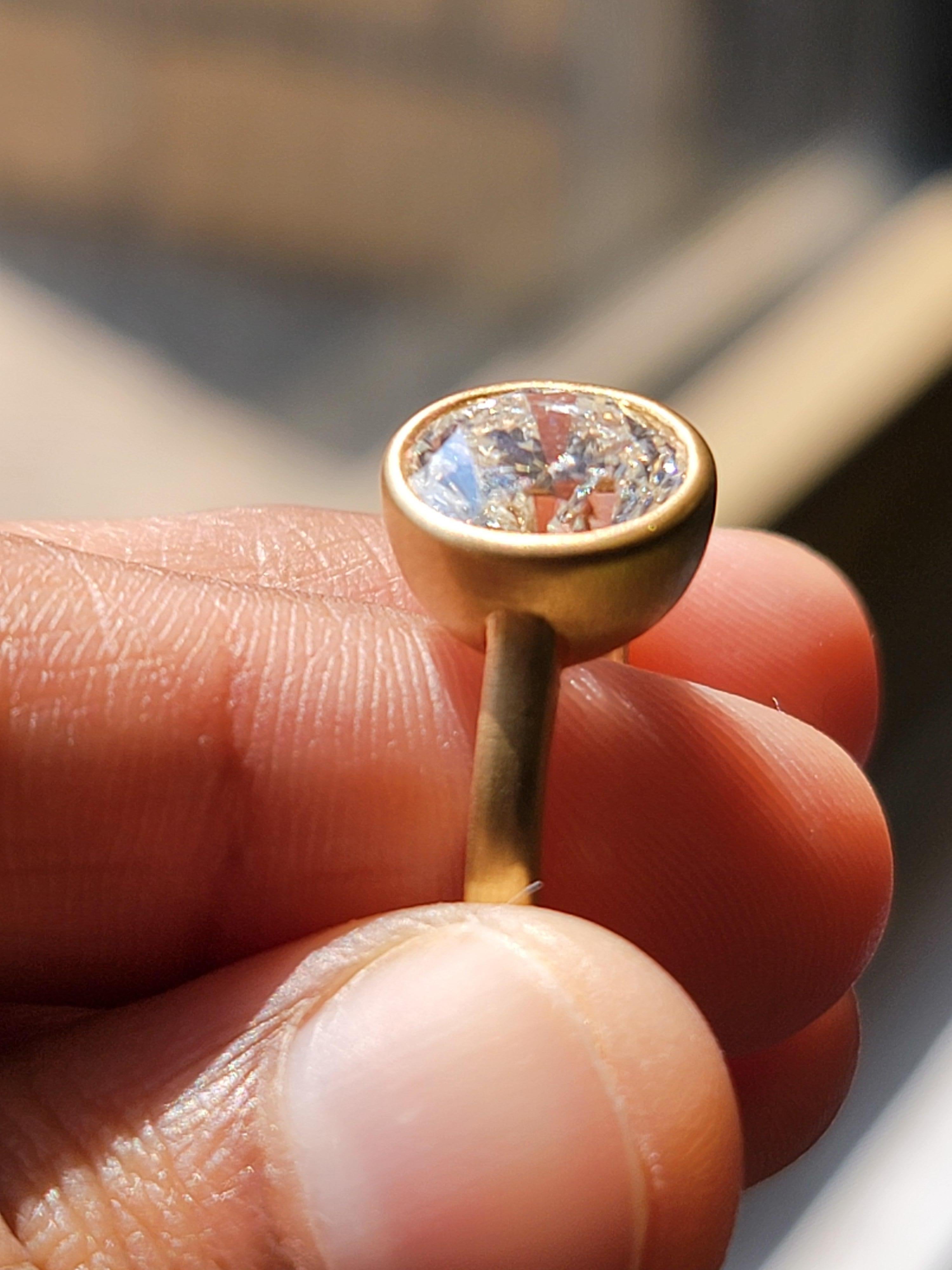 Ti presentiamo lo squisito anello con castone in oro 18K YG da 3,39 carati, un vero capolavoro che unisce l'eleganza alla moderna raffinatezza. Immagina di infilare questo splendido pezzo al dito: l'oro caldo e strutturato cattura la luce, creando