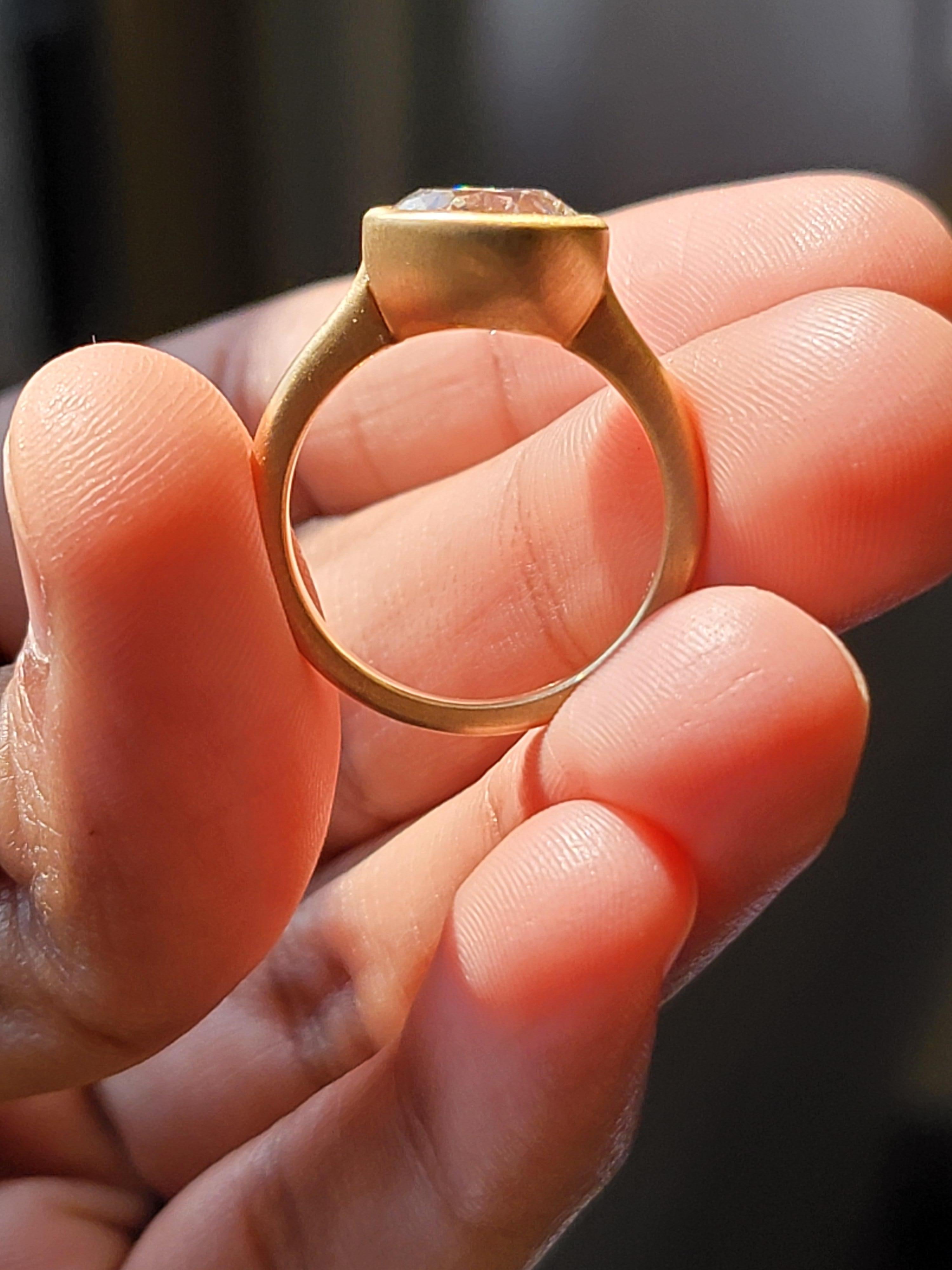 Moderno Anello d'oro a spazzola con castone da 3,39 carati di Issac Nussbaum 18K YG. in vendita