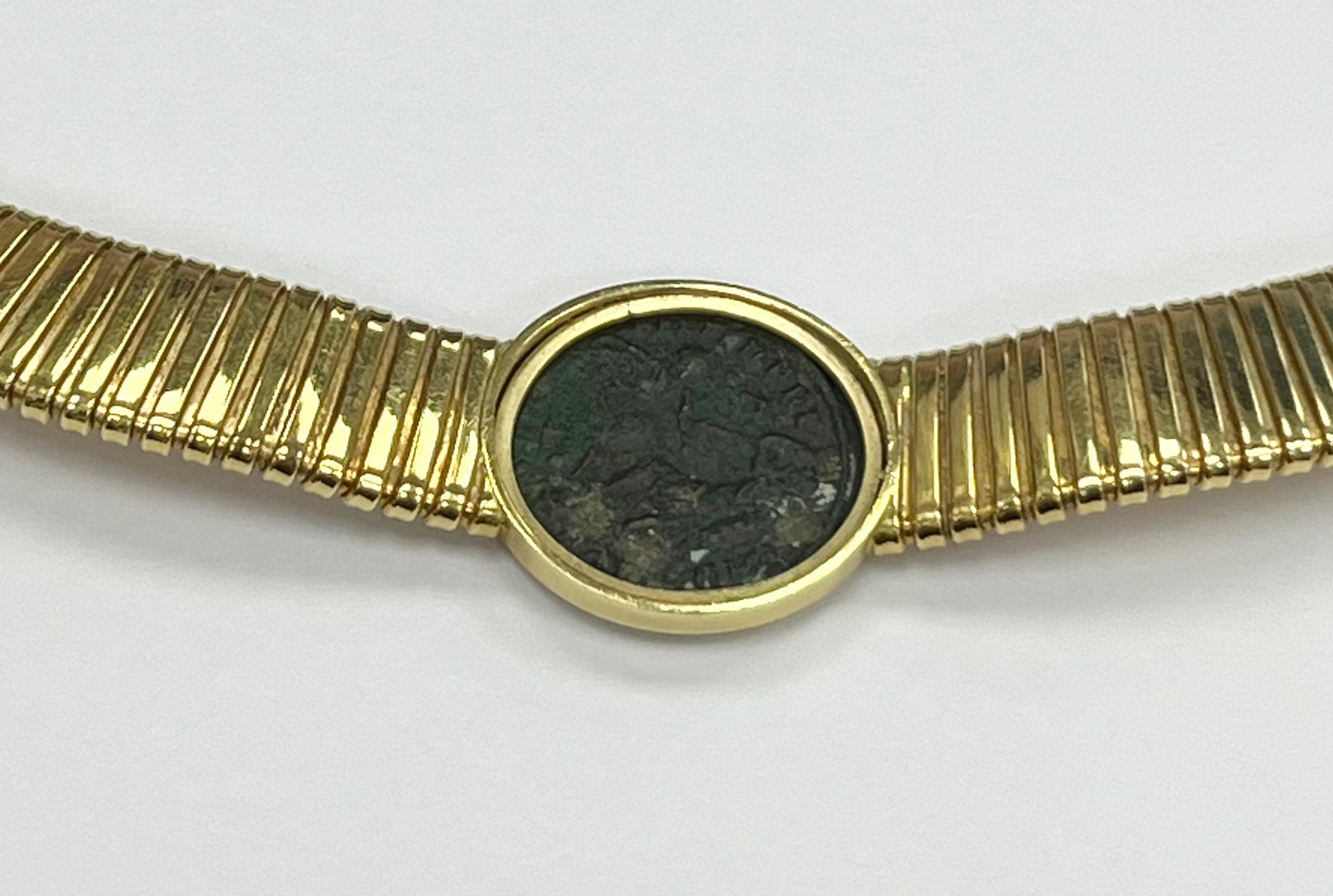Collier pendentif pièce de monnaie ancienne en diamant 18K YG Excellent état - En vente à New York, NY