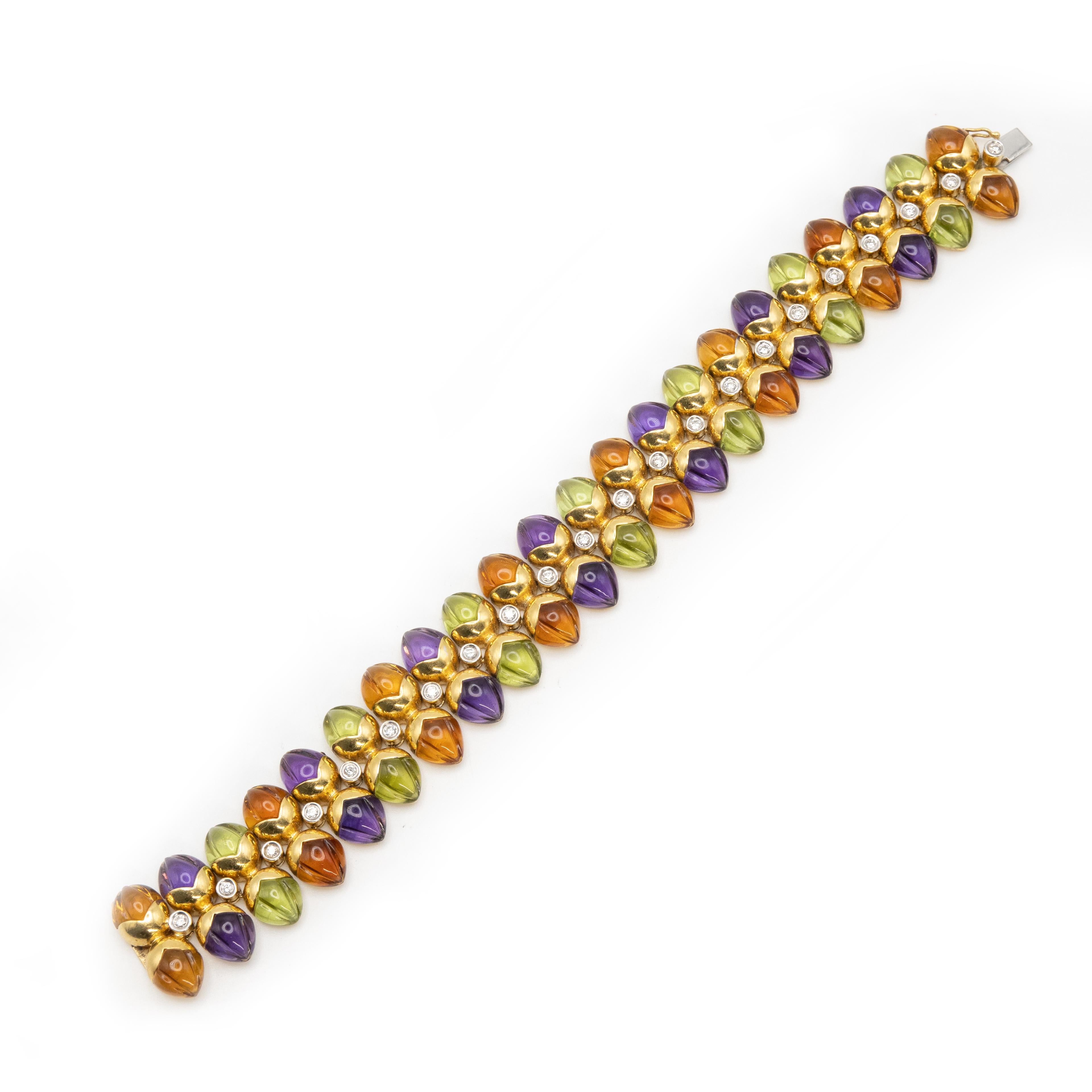 Superbe bracelet des années 1980 en or jaune 18K serti de 22 diamants taille brillant de couleur H et de pureté VS.
Pierre précieuse sculptée en cabochon : 16 citrines, 14 améthystes et 14 péridots

Poids approximatif : 57,3 grammes
Diamant - 0,66