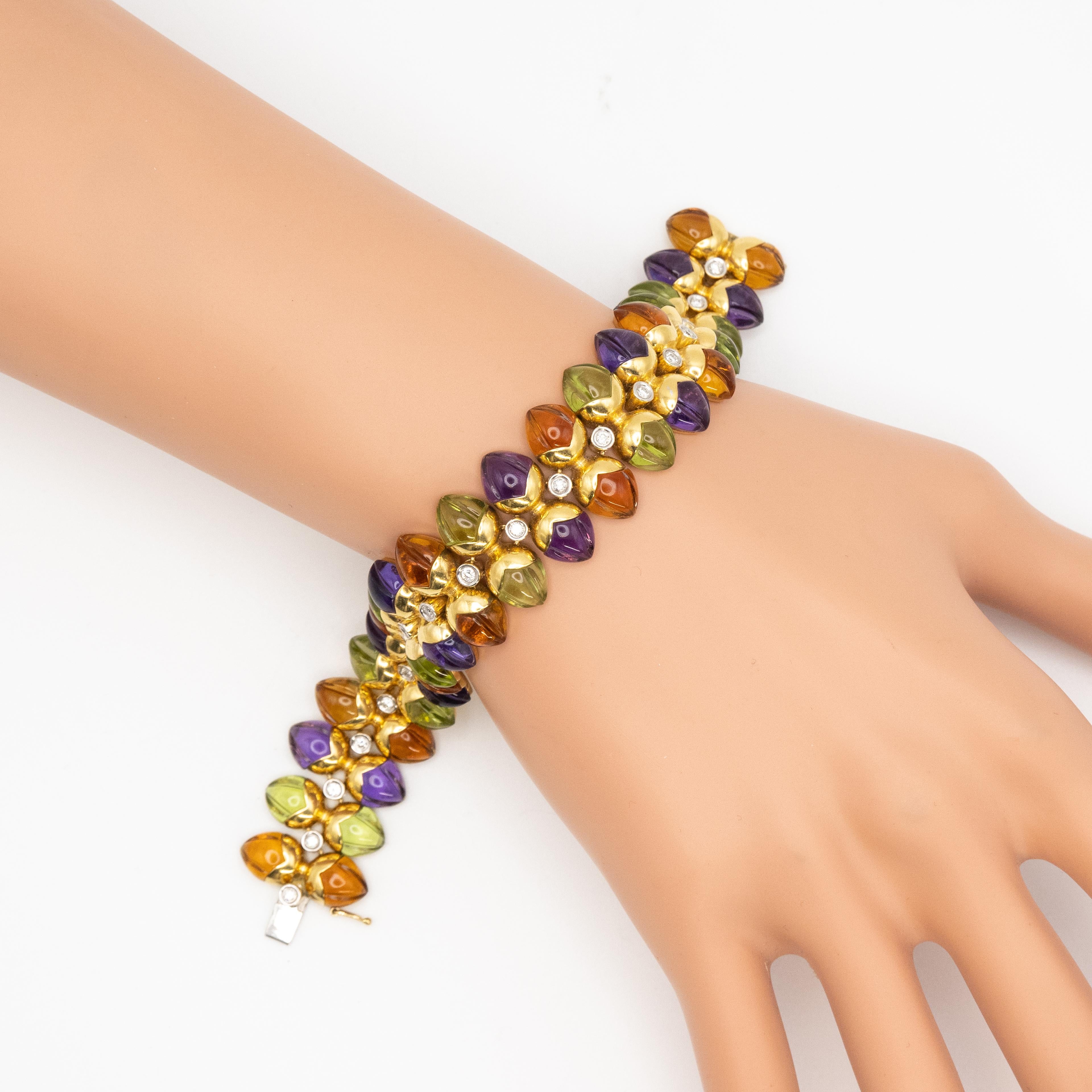 Moderne Bracelet large 18K YG sculpté de diamants et de pierres précieuses multicolores en vente