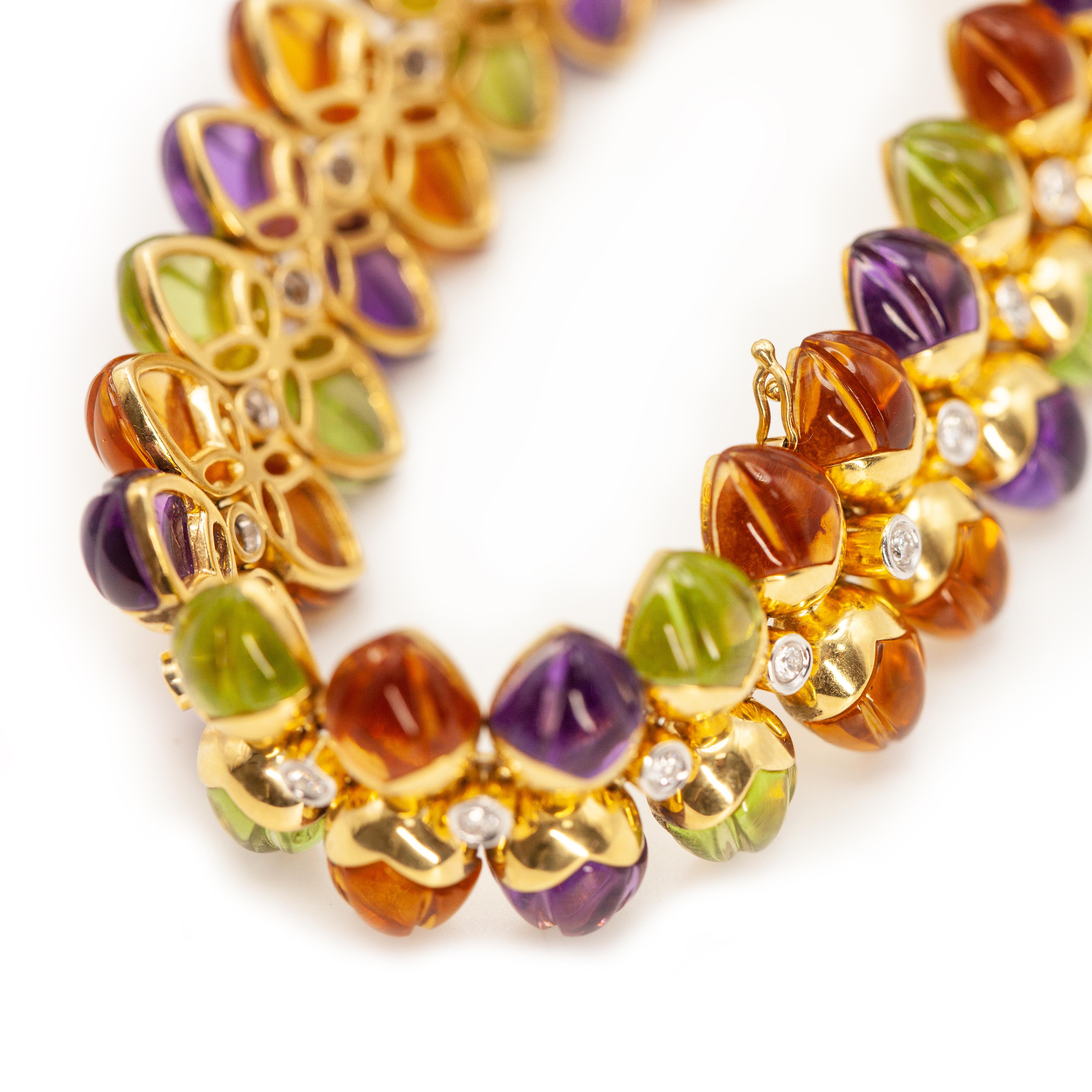 Taille brillant Bracelet large 18K YG sculpté de diamants et de pierres précieuses multicolores en vente