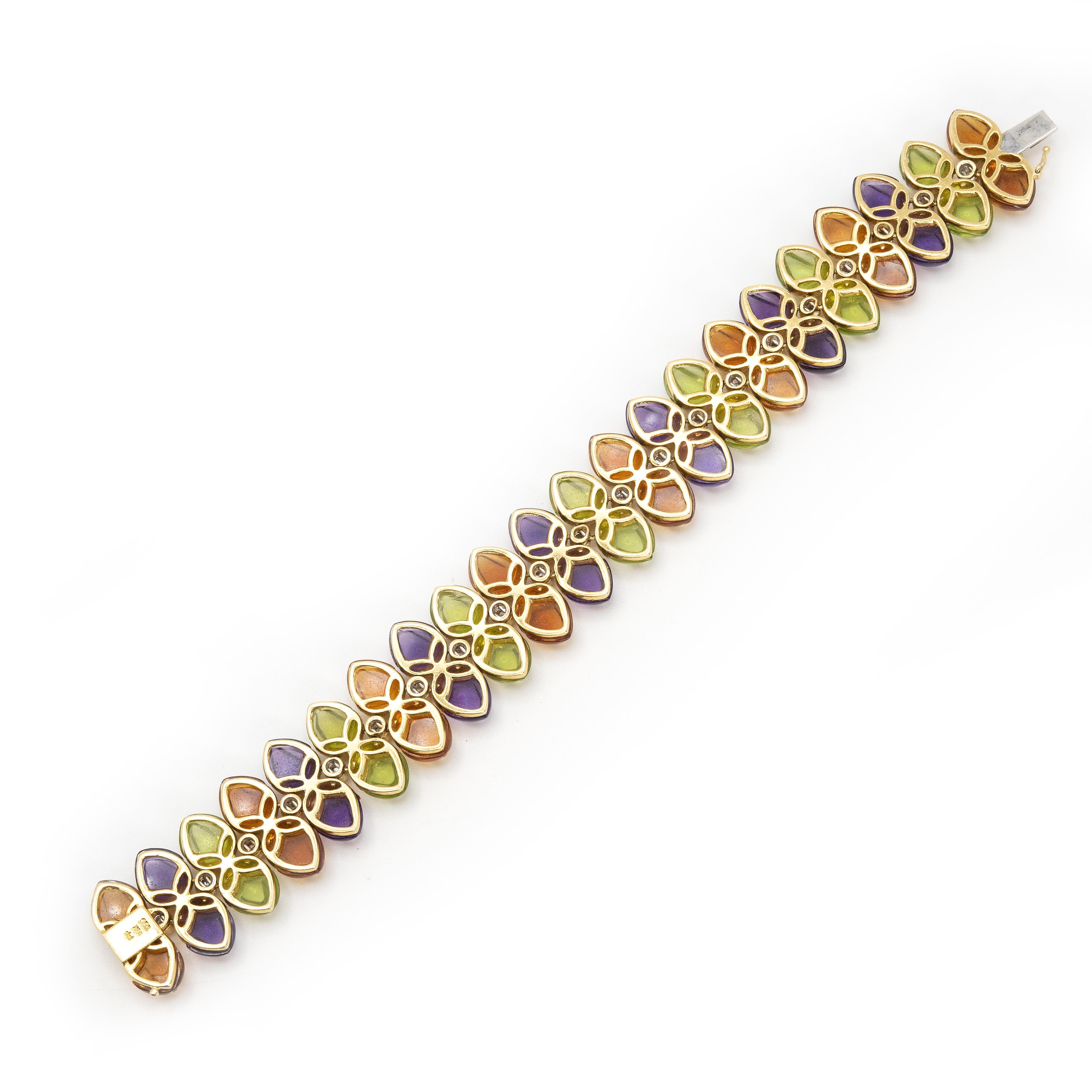 Bracelet large 18K YG sculpté de diamants et de pierres précieuses multicolores Excellent état - En vente à New York, NY