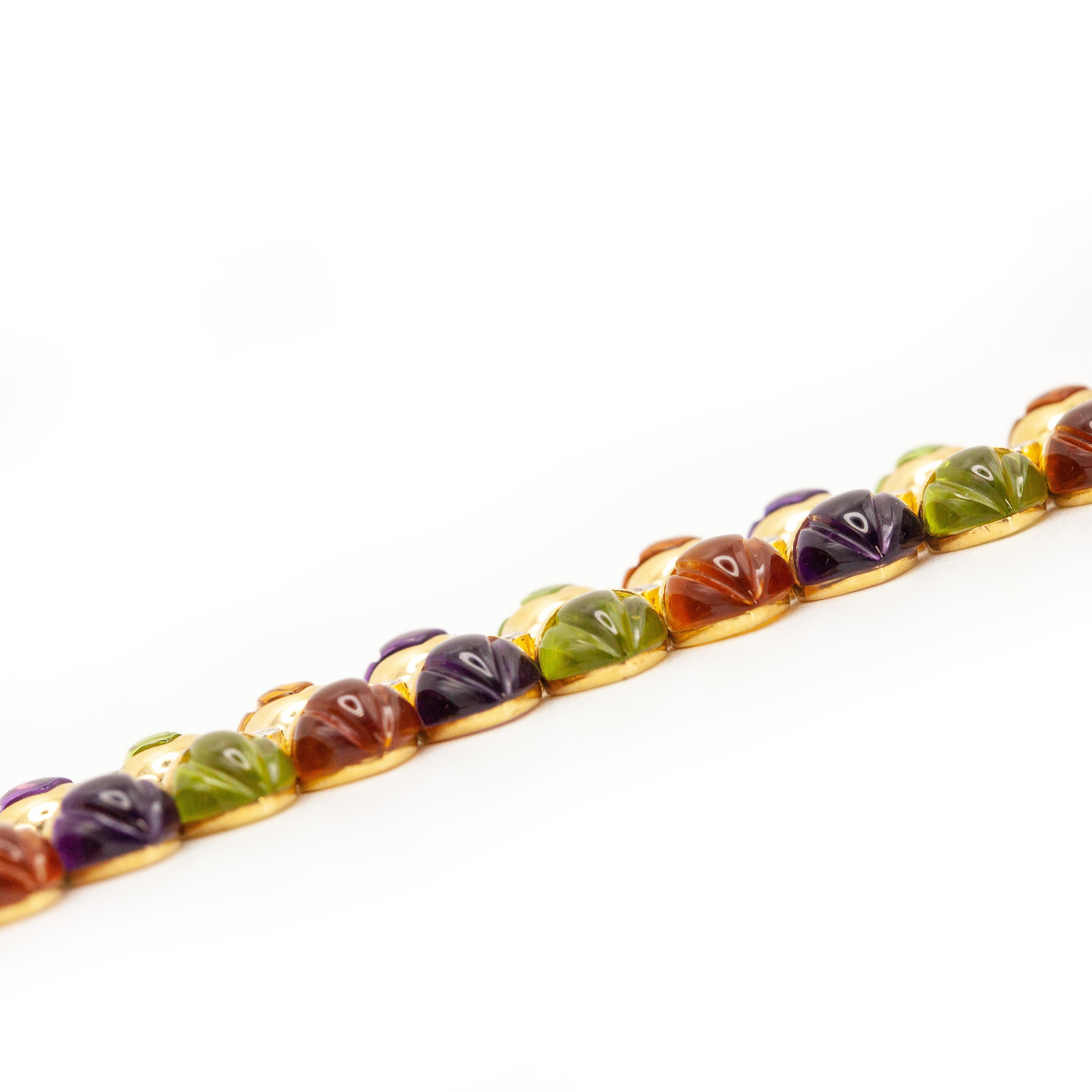 Bracelet large 18K YG sculpté de diamants et de pierres précieuses multicolores en vente 3