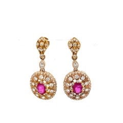 Pendientes colgantes de oro amarillo de 18 quilates con diamantes redondos y de corte marqués de 0,83 quilates y un rubí ovalado de 1,5 quilates certificado por el GIA
