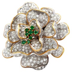 Broche fleurie 18K YG avec diamants ronds de 7,5 carats et émeraude ronde de 0,4 carat