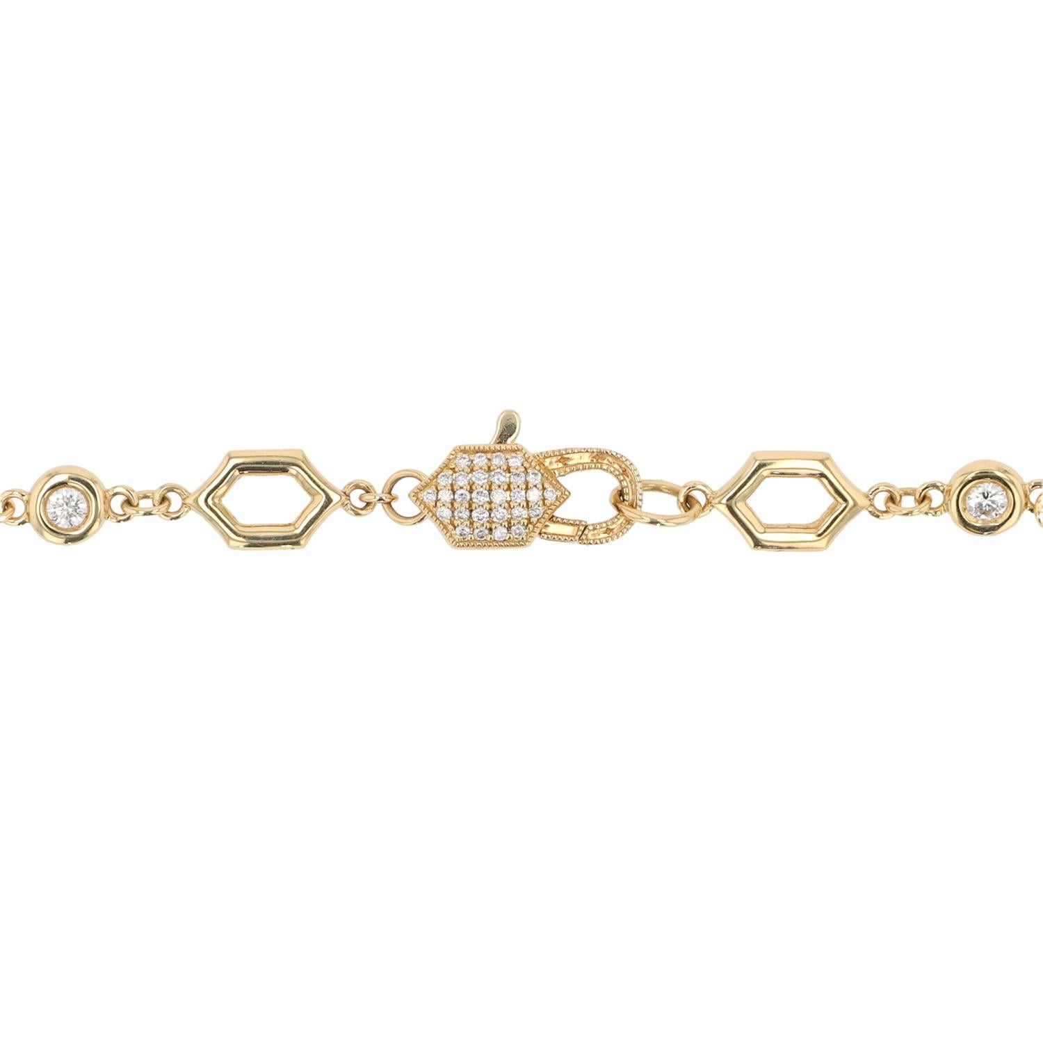 Erhöhen Sie Ihren Stil mit der großen Sechseck-Halskette aus 18 Karat Gelbgold von der renommierten Designerin Erica Courtney. Diese elegante Halskette zeigt ein atemberaubendes Sechseckmotiv, das modernen Luxus verkörpert. Die Halskette aus