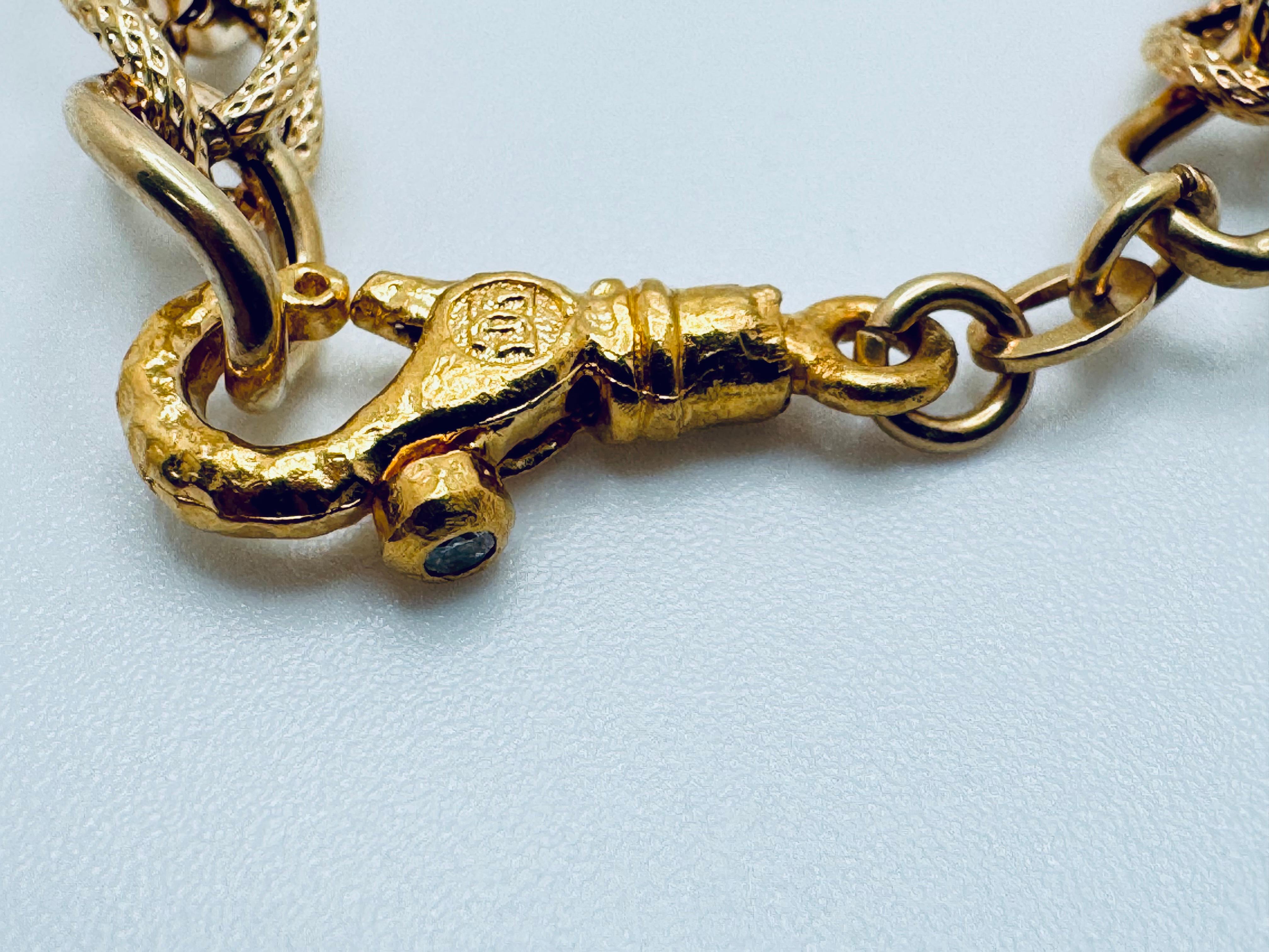 Diese exquisite Halskette aus 18 Karat Gelbgold zeichnet sich durch ein einzigartiges und elegantes Gliederdesign aus, bei dem sich runde und geflochtene Glieder abwechseln und so einen raffinierten, strukturierten Look ergeben. Mit einer Länge von