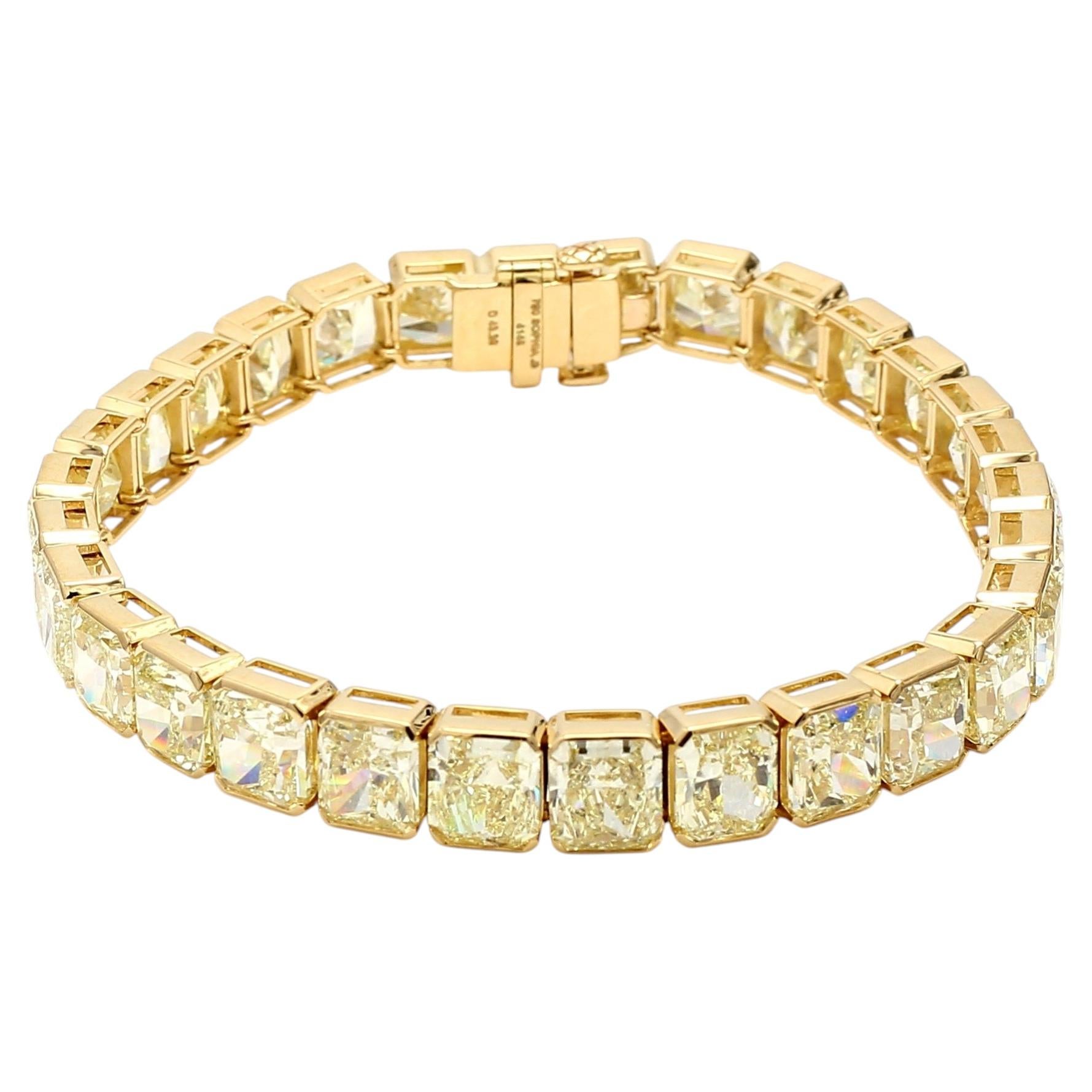 Bracelet tennis en or jaune 18 carats serti de diamants taille radiant de 43,35 carats, certifiés « Fancy-lit » par le GIA