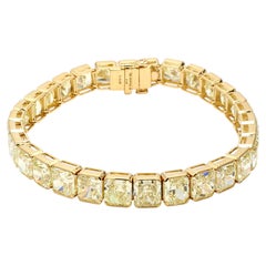 Bracelet tennis en or jaune 18 carats serti de diamants taille radiant de 43,35 carats, certifiés « Fancy-lit » par le GIA