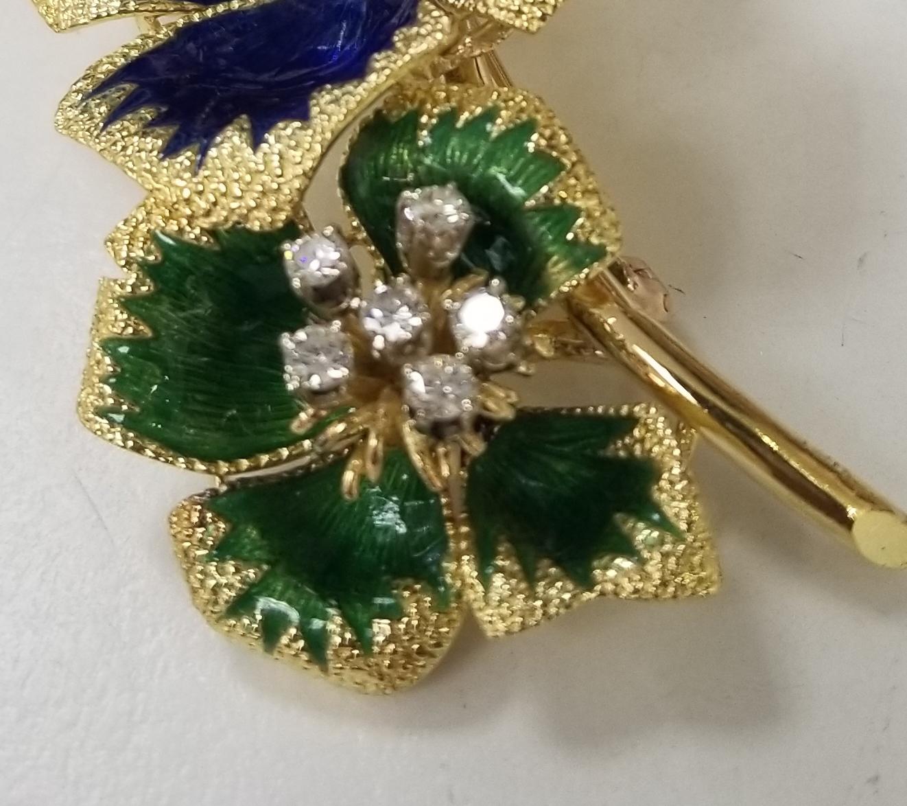 Artisan Broche fleur vintage 18 carats, émail texturé bleu et vert translucide et diamants en vente