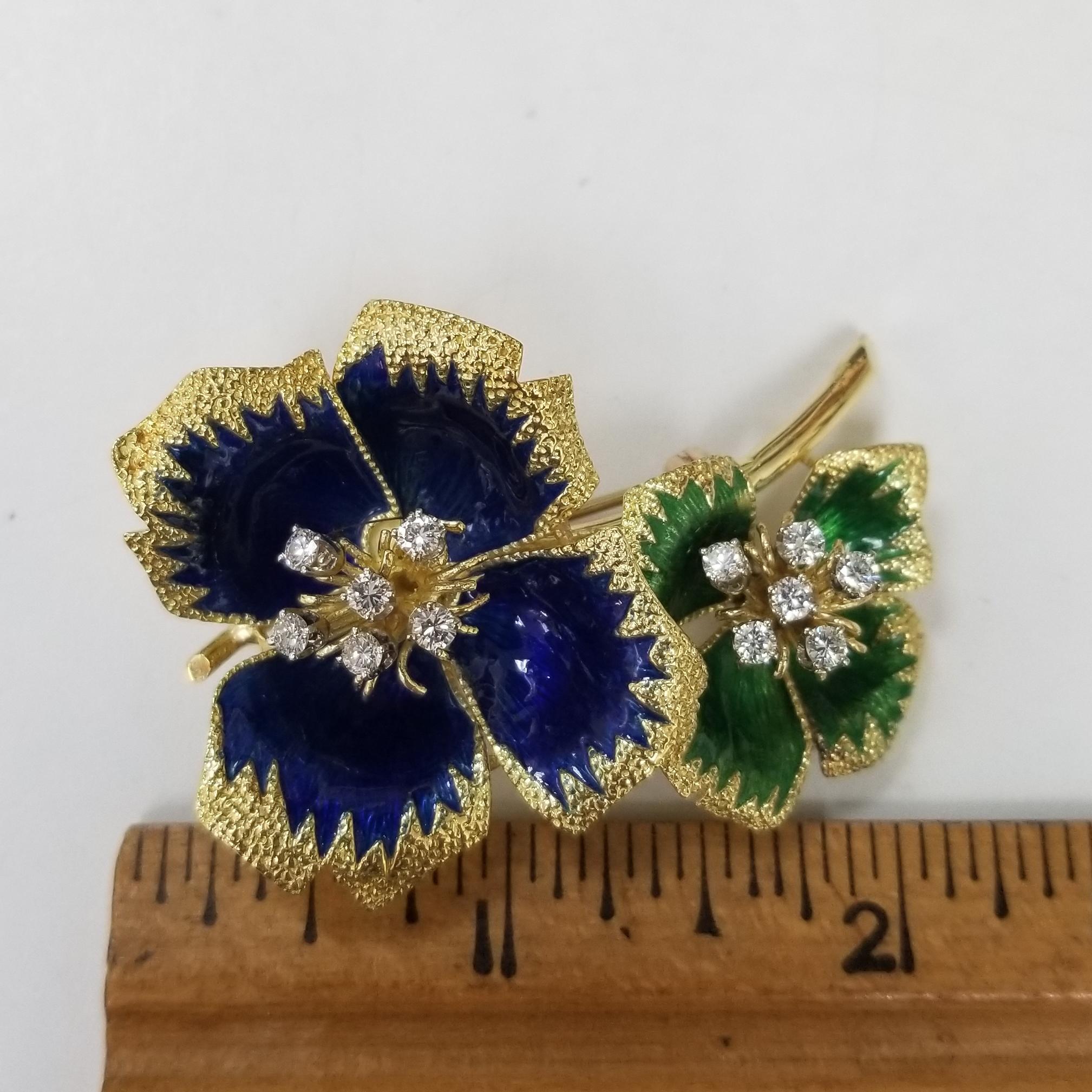 Broche fleur vintage 18 carats, émail texturé bleu et vert translucide et diamants Excellent état - En vente à Los Angeles, CA
