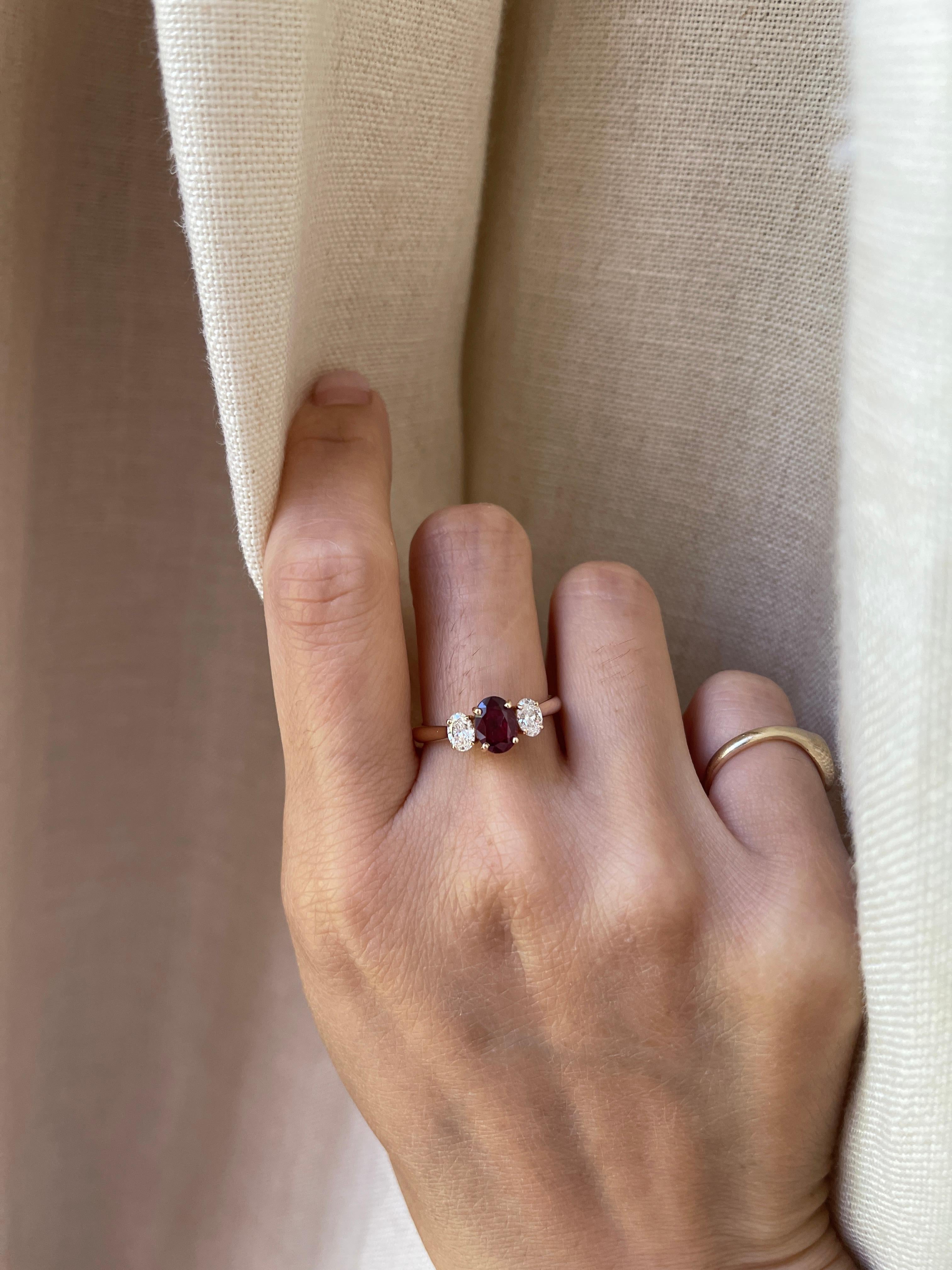 18karat Certified 1.062 Carat Ruby Diamond Ring, Three Stone Engagement Ring In New Condition For Sale In Wallingford, CT