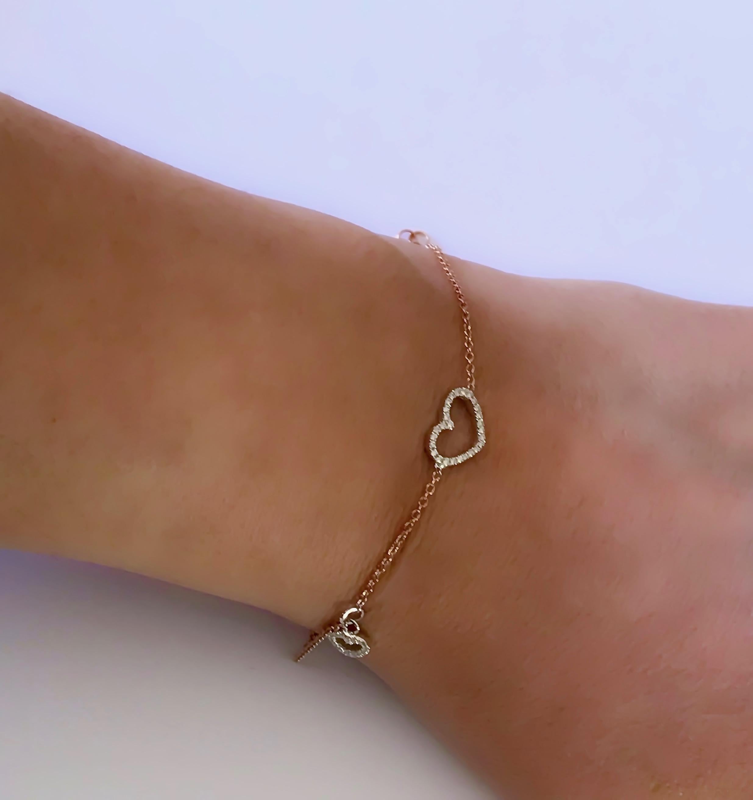 18 Karat Gold Charm Chain Diamond Heart Bracelet Bangle In New Condition For Sale In London, GB