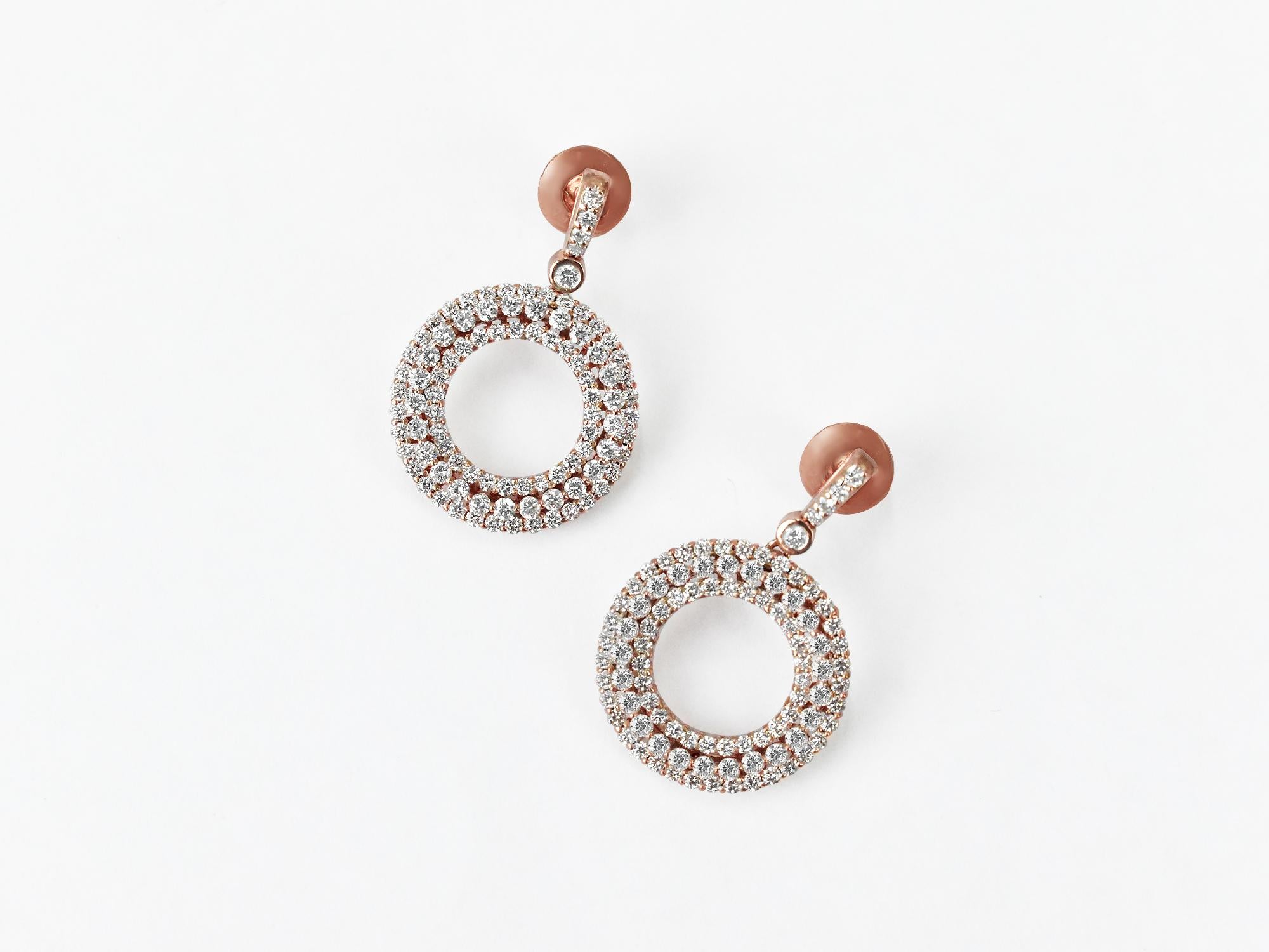 Taille ronde Pendants d'oreilles en or 18 carats et or rose avec double halo de diamants en grappe en vente