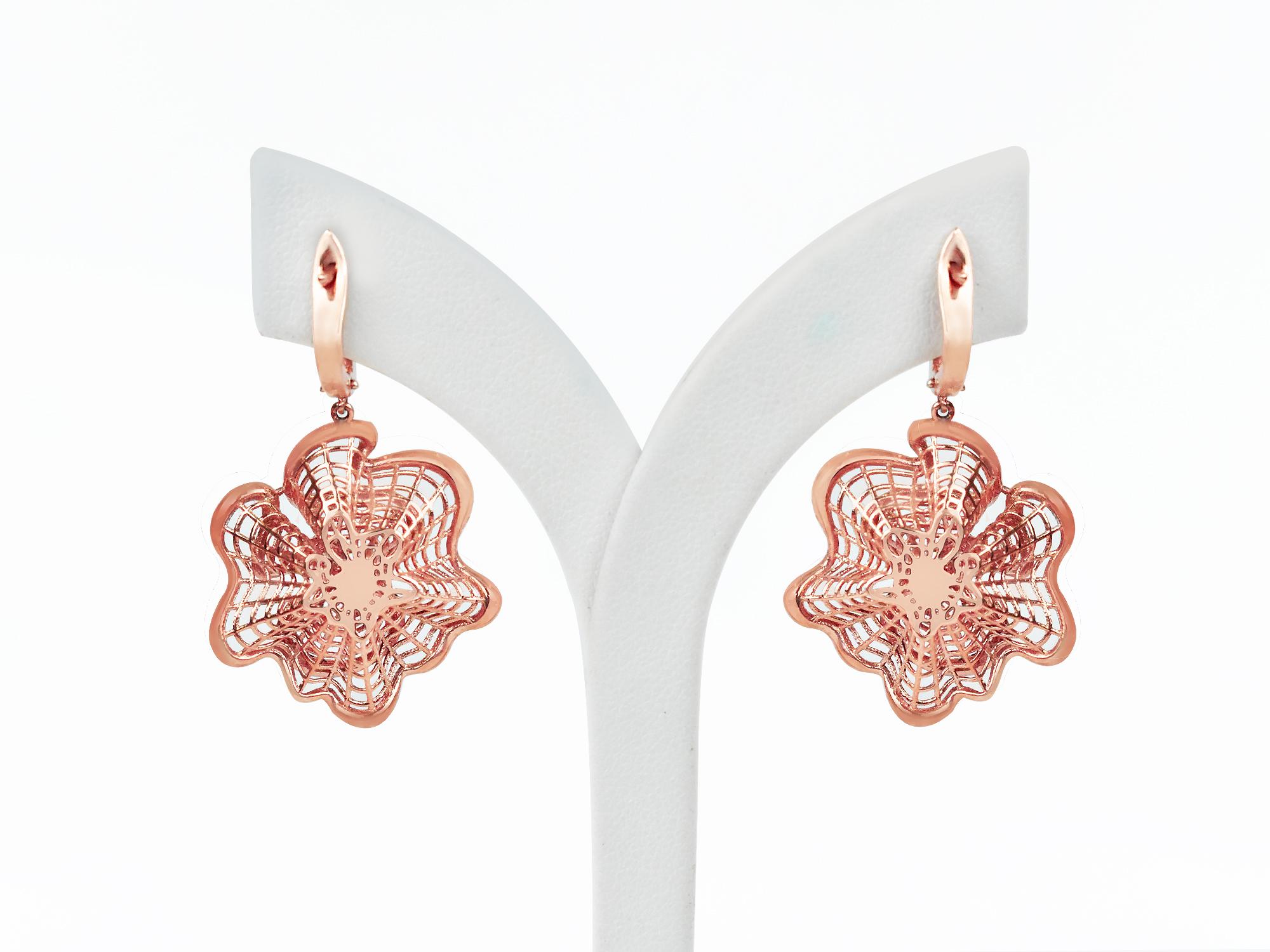 Taille ronde Boucle d'oreille pendante en or 18 carats Boucle d'oreille fantaisie en or rose avec fleurs et diamants en vente