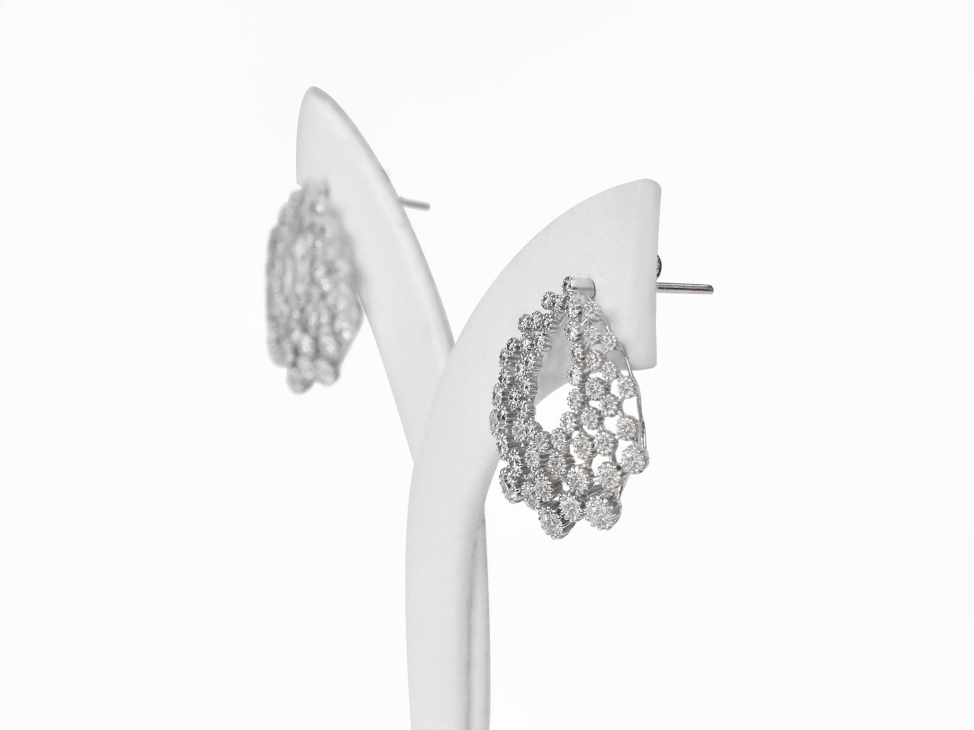 Art déco Boucles d'oreilles à la mode en or blanc 18 carats avec diamants pavés en vente
