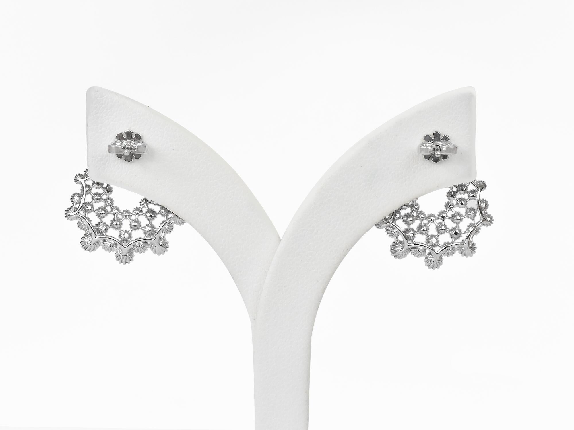 Taille ronde Boucles d'oreilles à la mode en or blanc 18 carats avec diamants pavés en vente