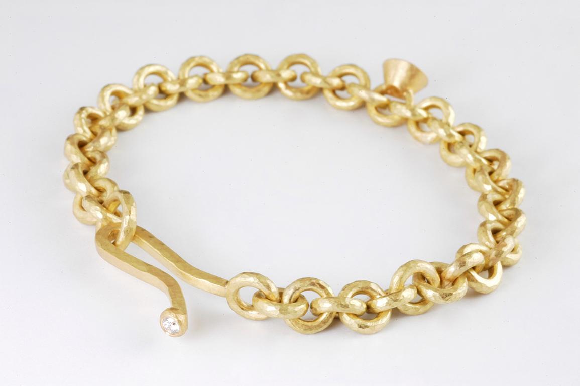 18 Karat Gold gehämmertes Gliederarmband mit Diamant-Charm im Brillantschliff 0,72 Karat (Zeitgenössisch) im Angebot