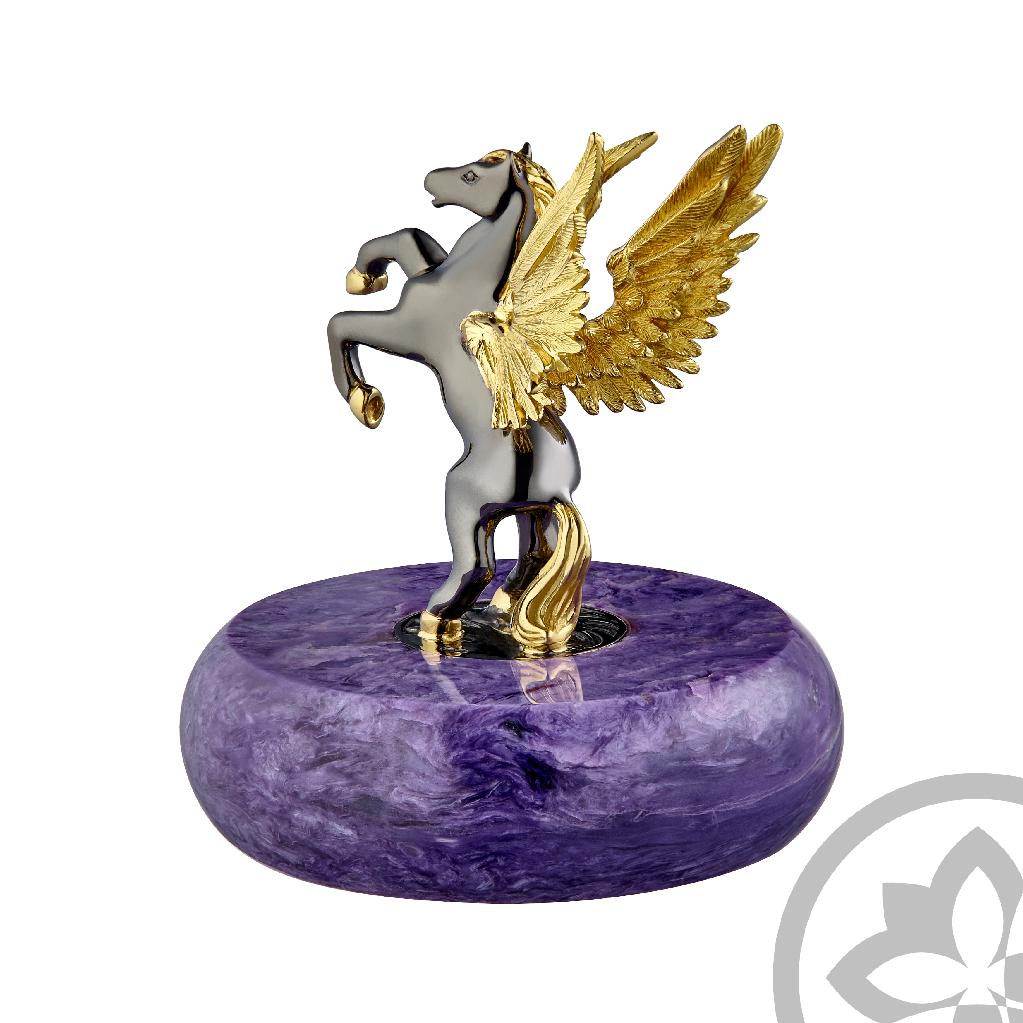 Source of Inspiration, Pegasus. The winged horse has been the symbol of inspiration, contemplation and a faithful companion of thinkers and speakers.

MOISEIKIN® embodied the images of energetic, tough and freedom loving horse on the metal and