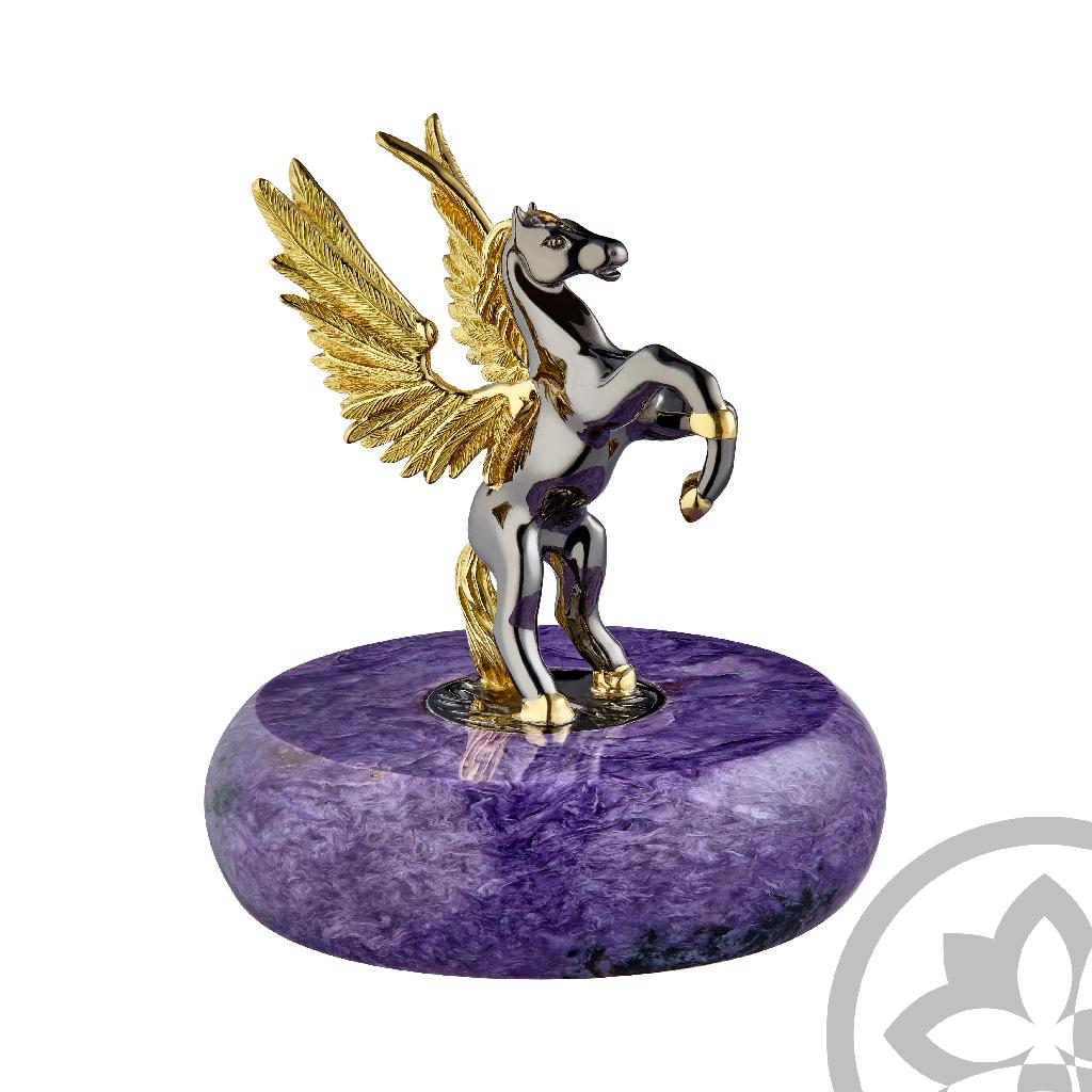 Contemporary 18 Karat Gold Pegasus Miniature on Charoite Magnetic Stone, Moiseikin