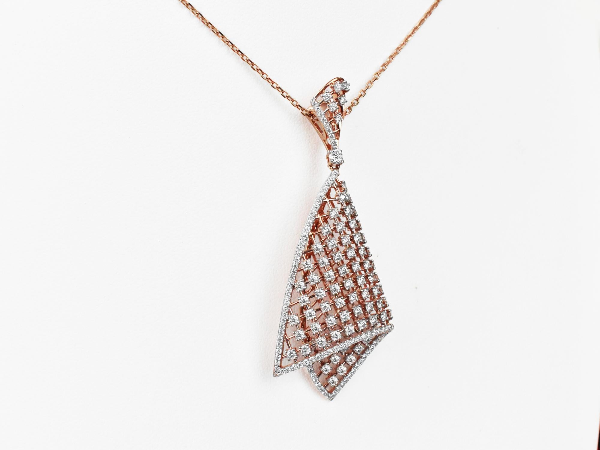 Art nouveau Collier pendentif à la mode en or 18 carats avec pavé de diamants en vente
