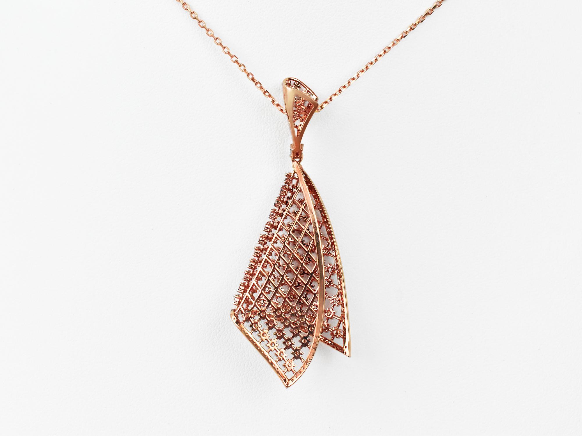 Taille ronde Collier pendentif à la mode en or 18 carats avec pavé de diamants en vente
