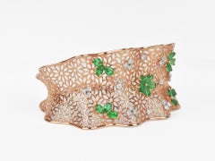 Offener Armreif aus 18 Karat Gold und Roségold mit rundem Smaragd und Diamanten in Pavéfassung