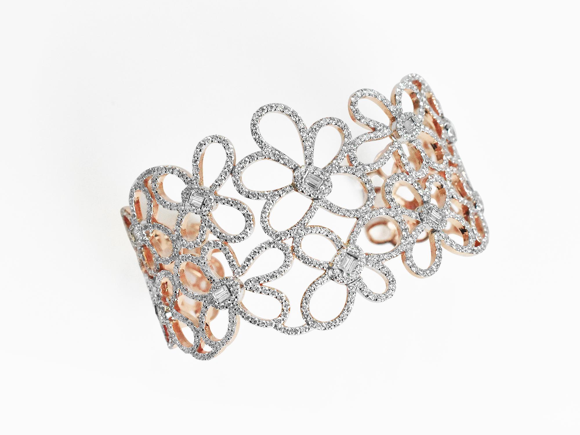 Taille ronde Bracelet manchette ouvert en or rose 18 carats avec diamants pavés en vente