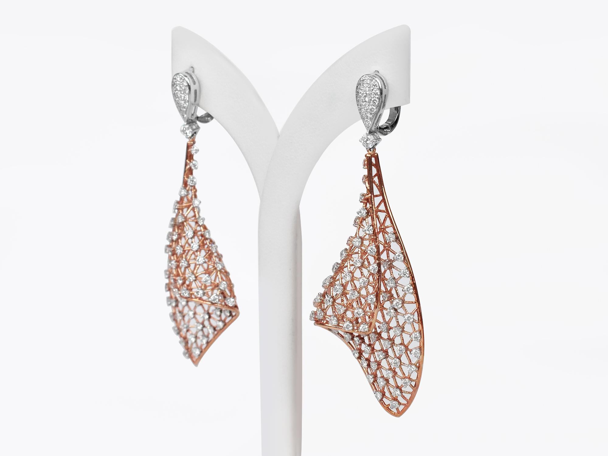 18Karat Gold Two Tone White Gold Rose Gold Dangle Diamond Fashion Earring
      An art nouveau masterpiece in 18K rose gold, perfectly reimagining in rose gold, the delicately crafted hand-woven flowing diamonds dangle earring.    
      The