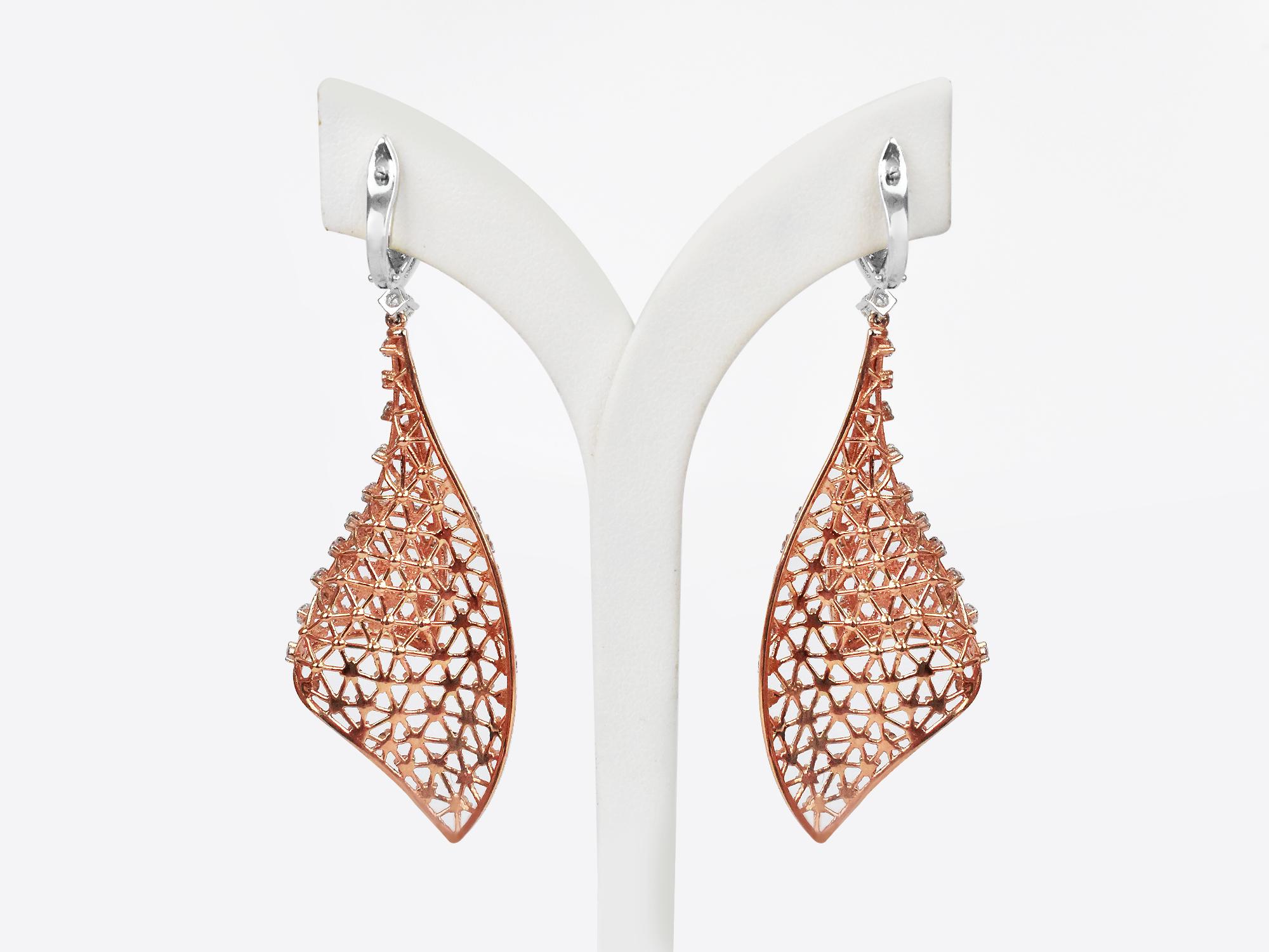 Art nouveau Pendants d'oreilles à la mode en or blanc bicolore 18 carats et or rose avec diamants en vente