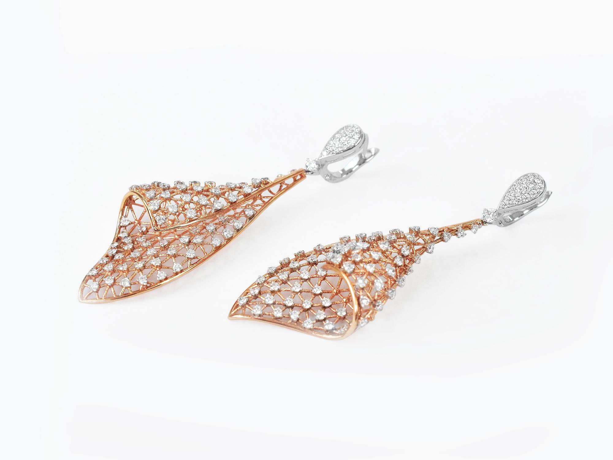 Taille ronde Pendants d'oreilles à la mode en or blanc bicolore 18 carats et or rose avec diamants en vente