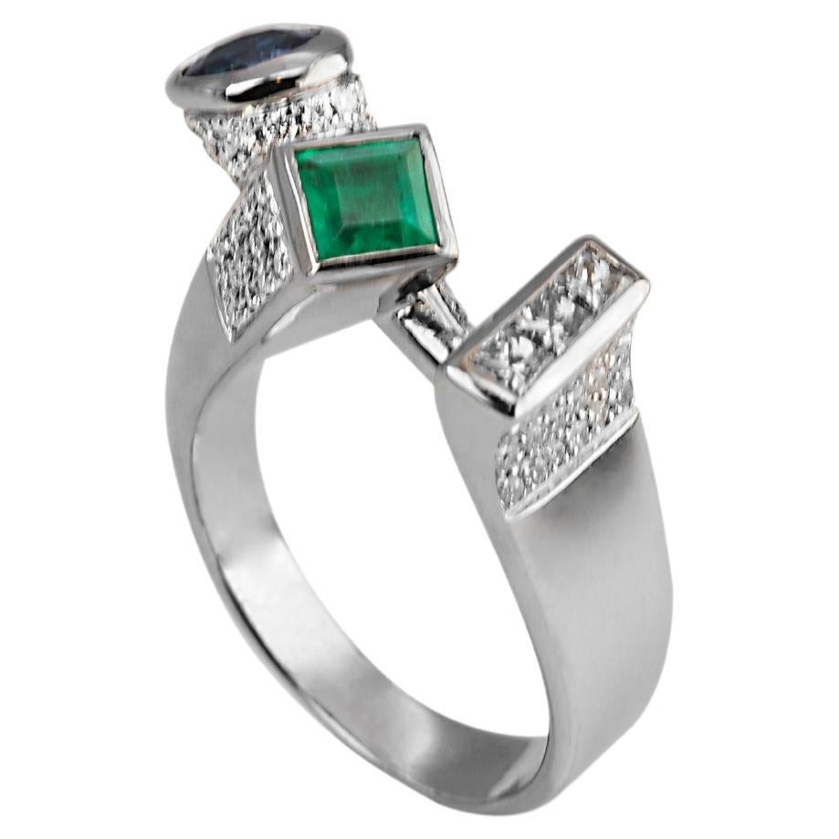 Bague en or blanc 18 carats, saphir 1 carat, émeraude 1,10 carat et diamant 1,12 carat