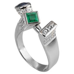 Bague en or blanc 18 carats, saphir 1 carat, émeraude 1,10 carat et diamant 1,12 carat