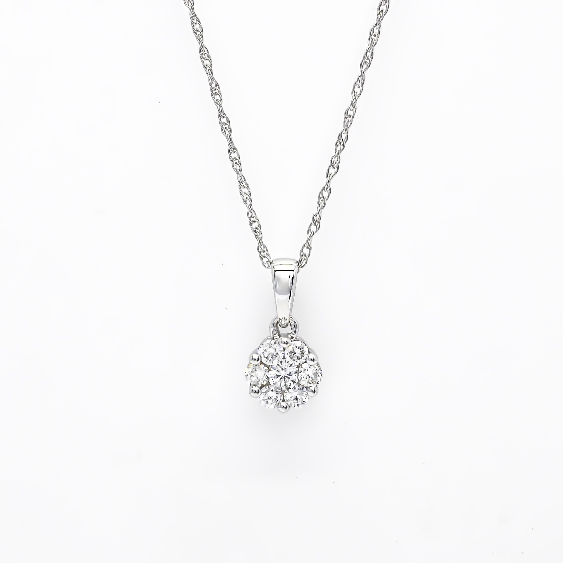 Natural Diamonds 0.55CT 18Karat White Gold Classic Cluster Pendant Necklace In New Condition For Sale In Antwerpen, BE