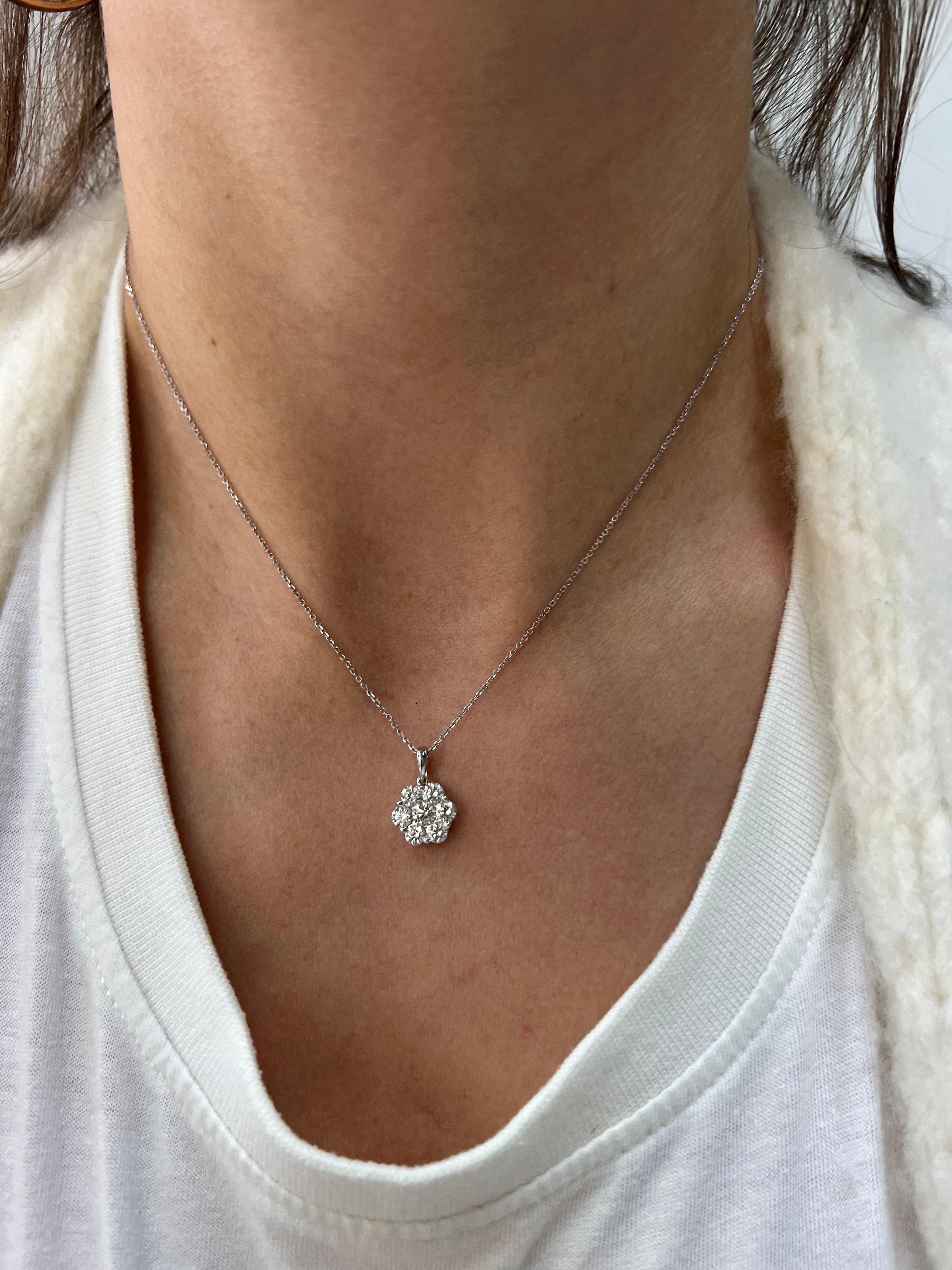  Natural Diamonds 1.00 carats 18 Karat White Gold Classic Pendant Necklace For Sale 1