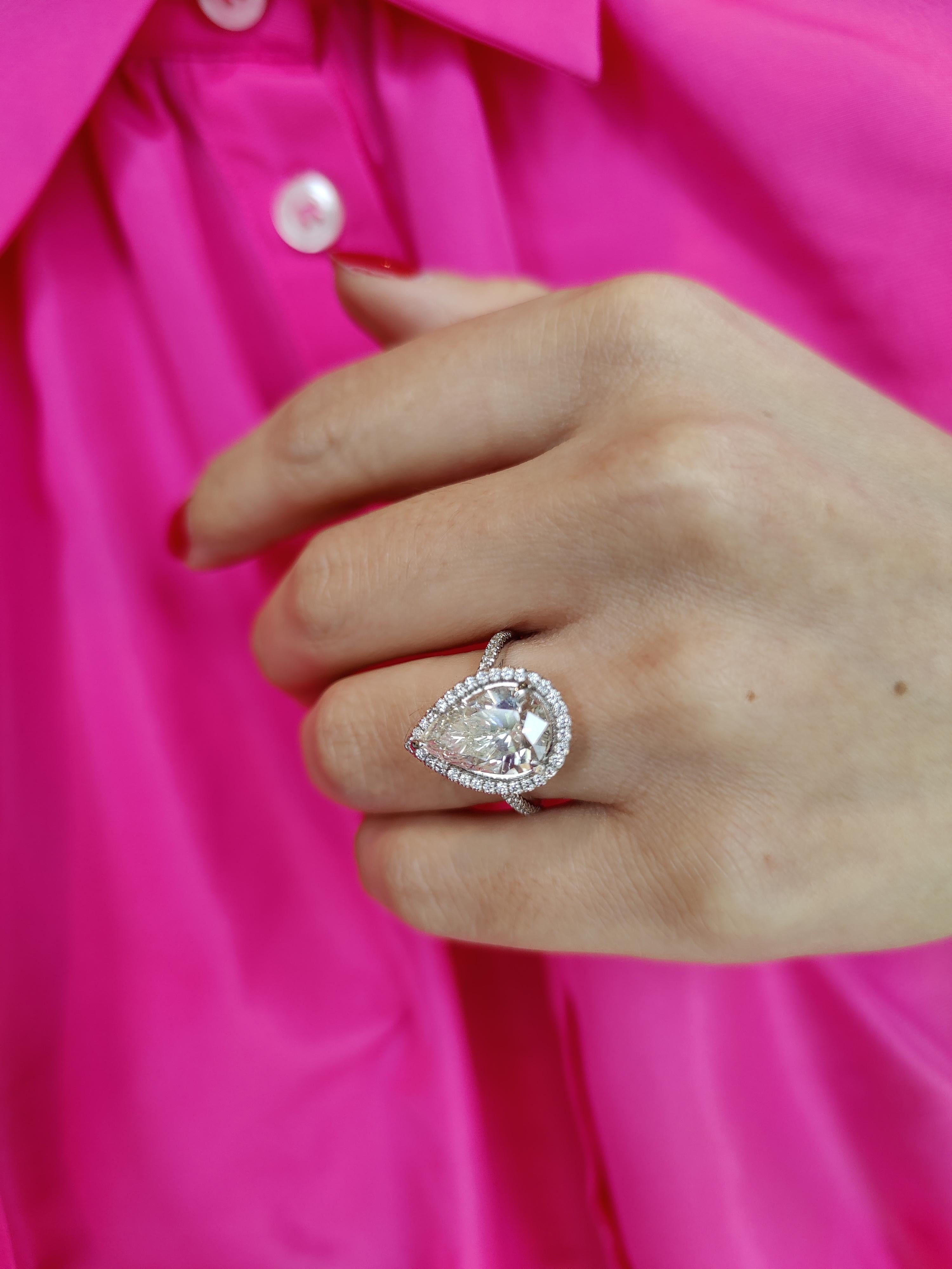 18 Karat white-gold ring with a pear-cut diamond of 3.67 carats.

This white gold ring is an absolute showstopper. A giant pear-shaped diamond of 3.67ct, in J colour and of  VS2 quality is a unique find for any diamond lover. The halo of 0.36ct