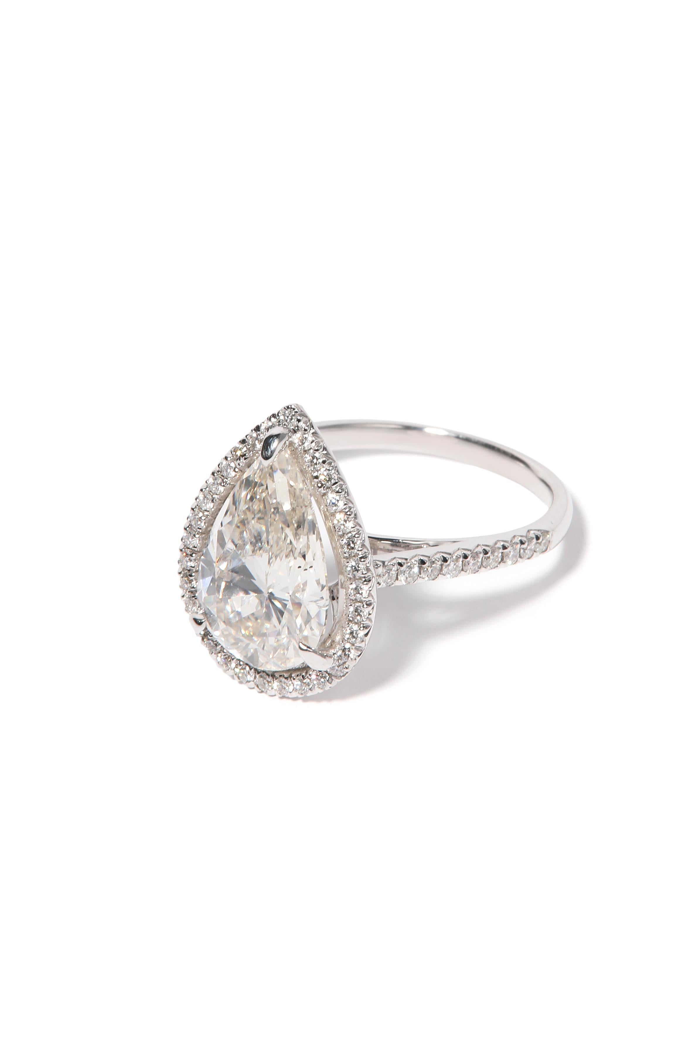 Modern 18karat white gold ring pear-cut diamond 3.67 carat For Sale