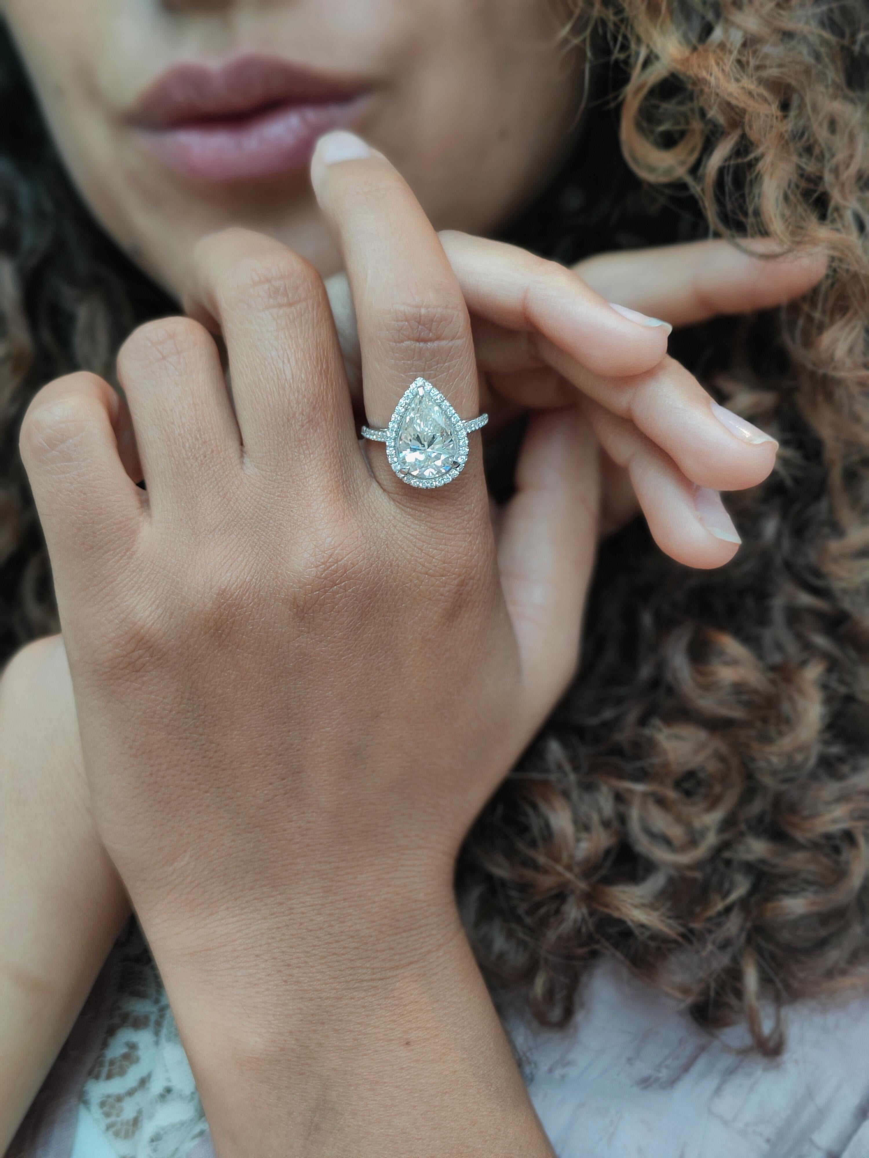 Pear Cut 18karat white gold ring pear-cut diamond 3.67 carat For Sale