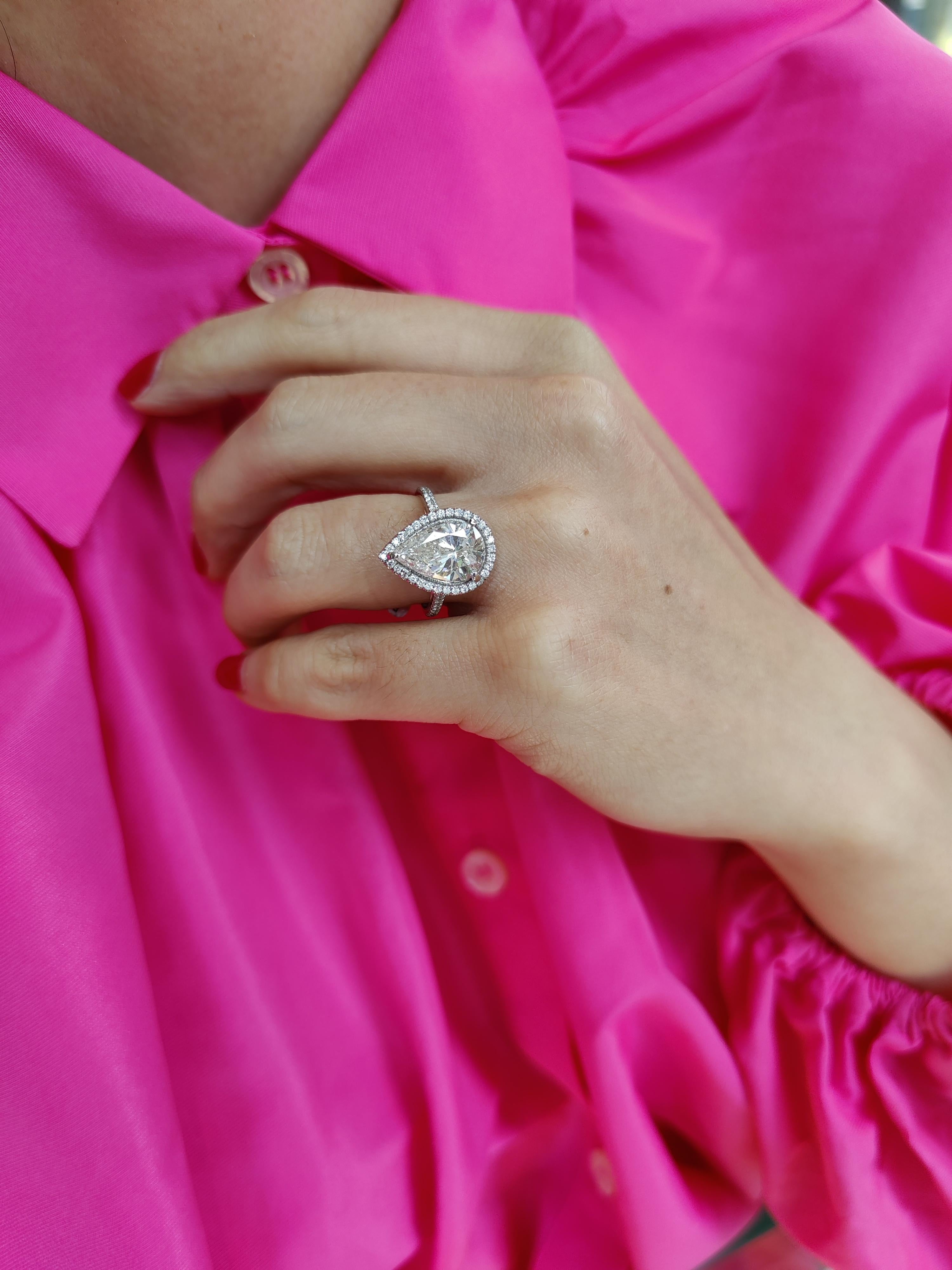 18karat white gold ring pear-cut diamond 3.67 carat In New Condition For Sale In Amsterdam, NL