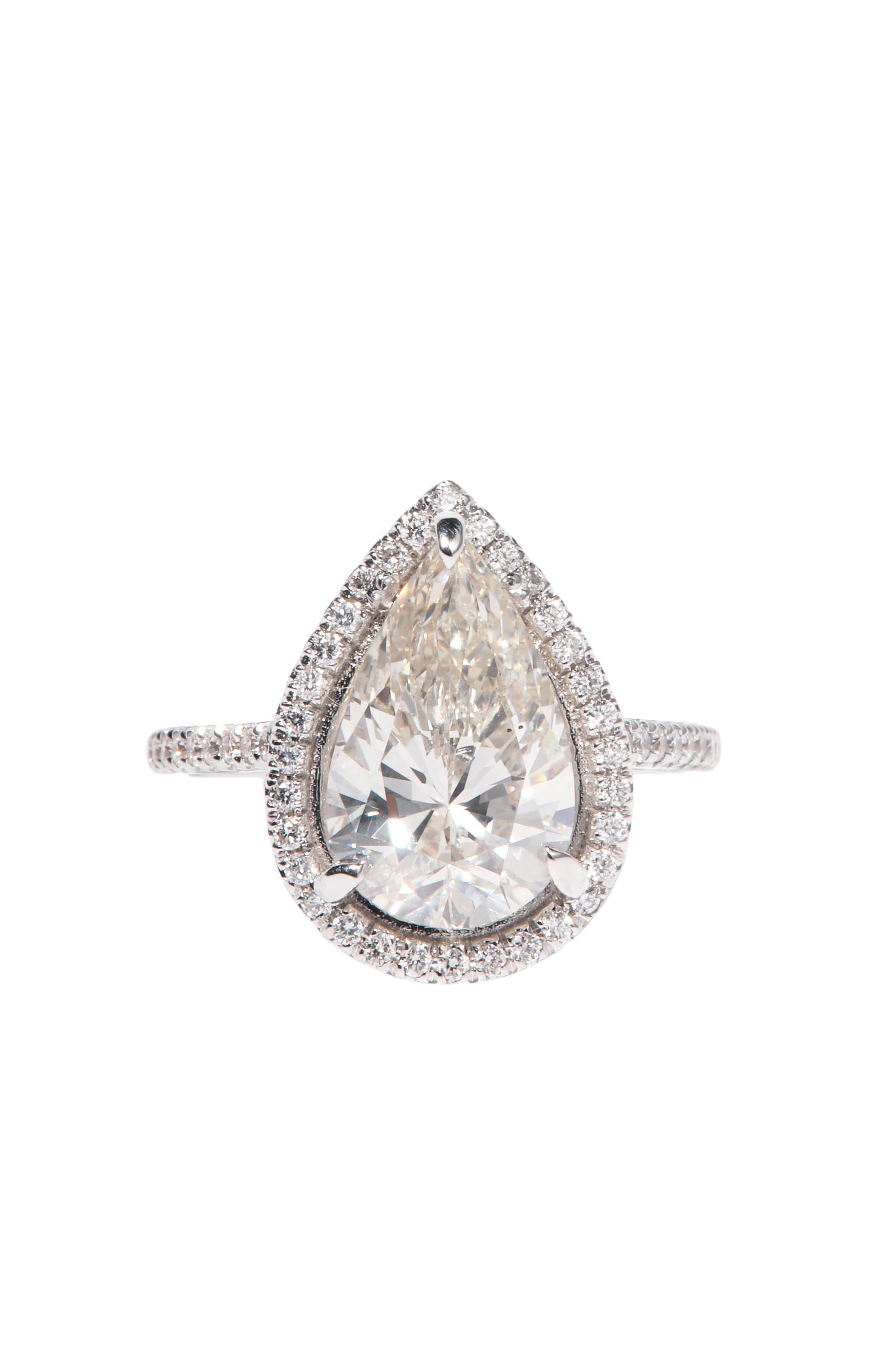 18karat white gold ring pear-cut diamond 3.67 carat For Sale 1