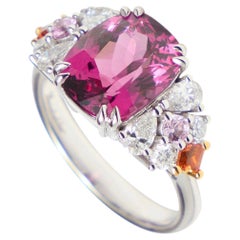 Anello in oro bianco 18 carati con rodolite a taglio cuscino, zaffiro arancione e diamanti