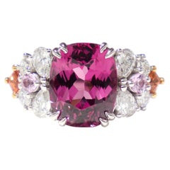 Bague en or blanc 18 carats sertie d'une rhodolite taille coussin, d'un saphir orange et de diamants