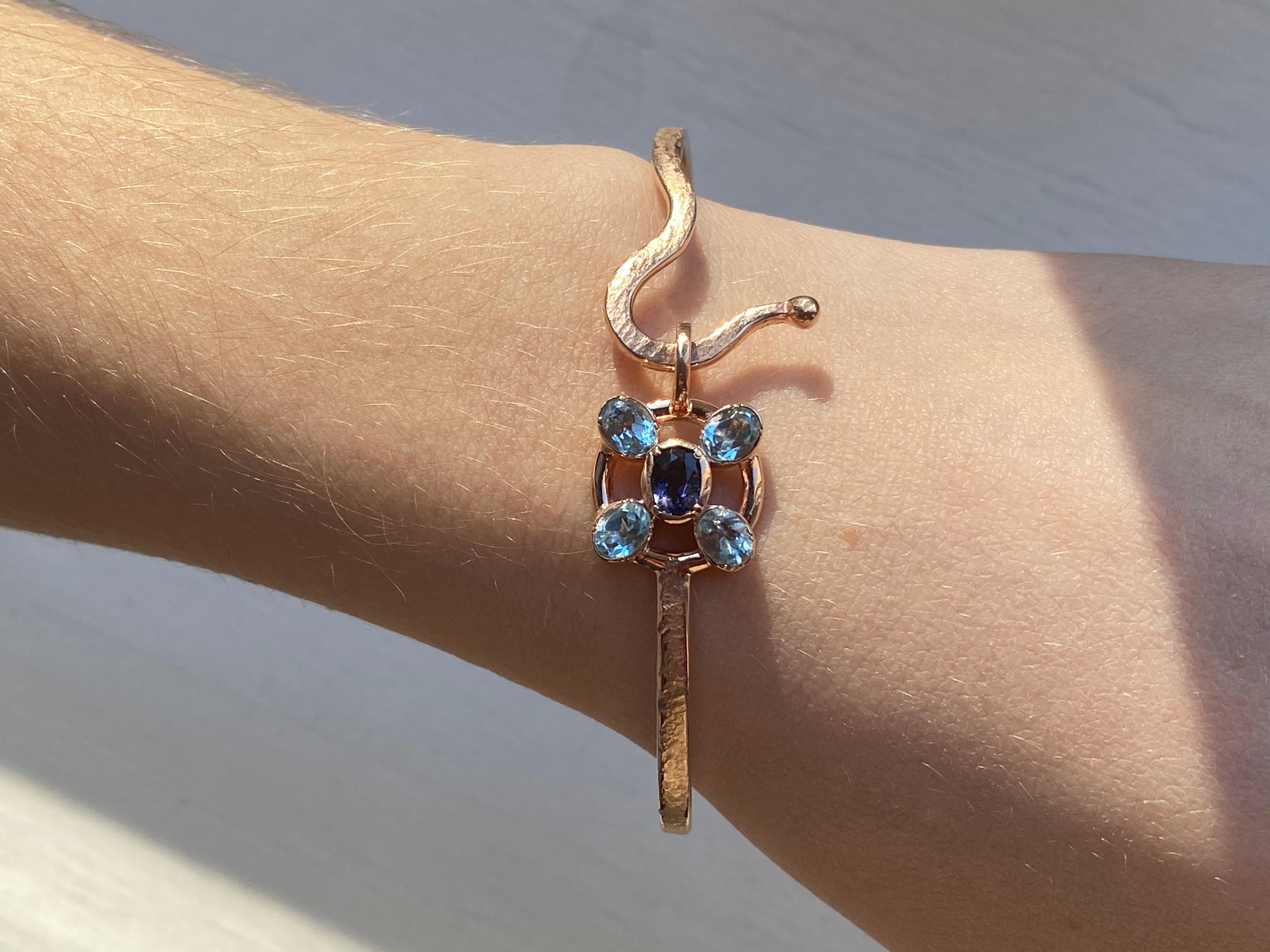  18K Gold Blue Sapphires Aquamarine Twisted Bangle Modern Flower Design Bracelet For Sale 2